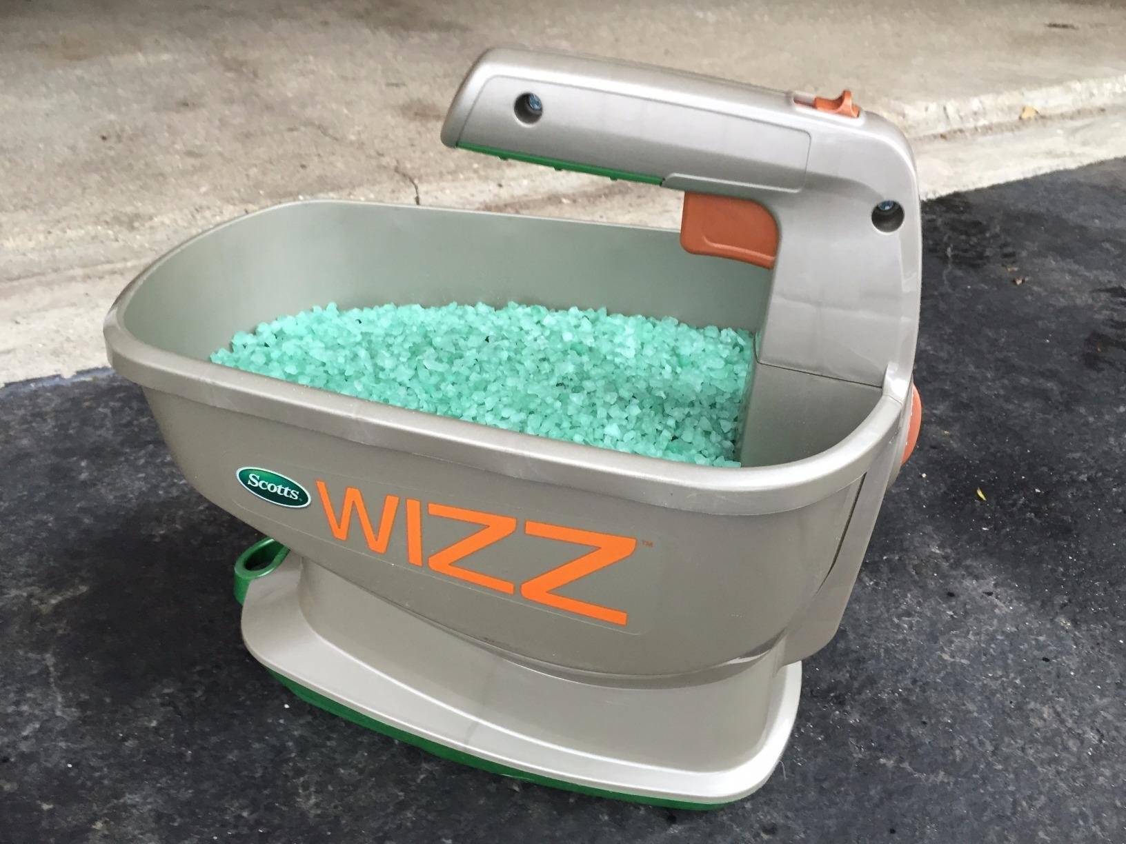 Scotts Wizz Hand-Held Spreader with EdgeGuard Technology - Apply Grass Seed, Fertilizer or Weed Control Products, Battery Powered, Holds up to 2,500 sq ft of Scotts Lawn Products customer photo 1