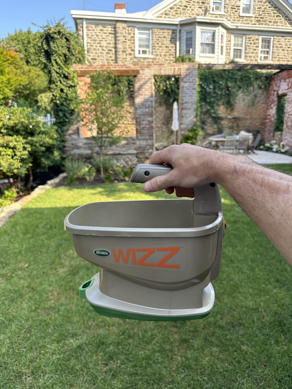 Scotts Wizz Hand-Held Spreader with EdgeGuard Technology - Apply Grass Seed, Fertilizer or Weed Control Products, Battery Powered, Holds up to 2,500 sq ft of Scotts Lawn Products customer photo 2