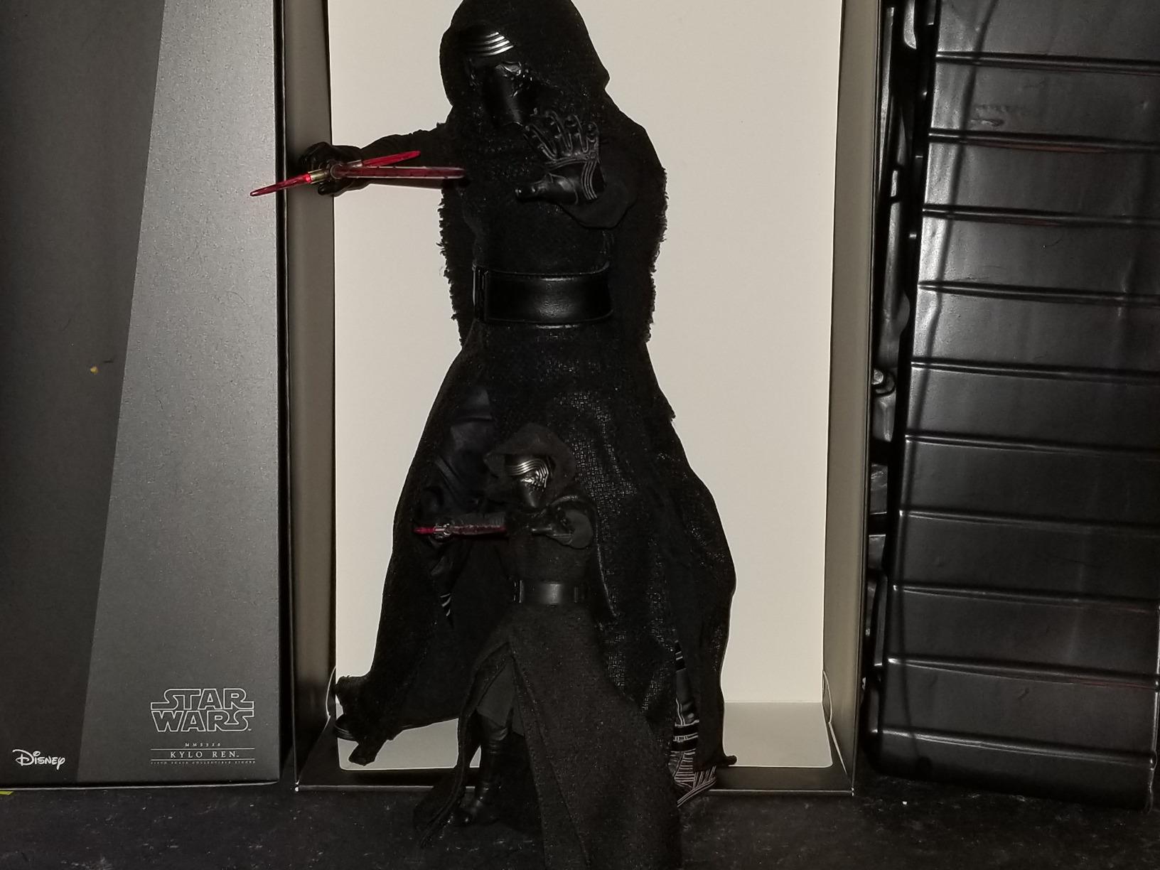 Star Wars: The Force Awakens Kylo Ren 1/6th Scale Collectible Figure (902538) customer photo 1