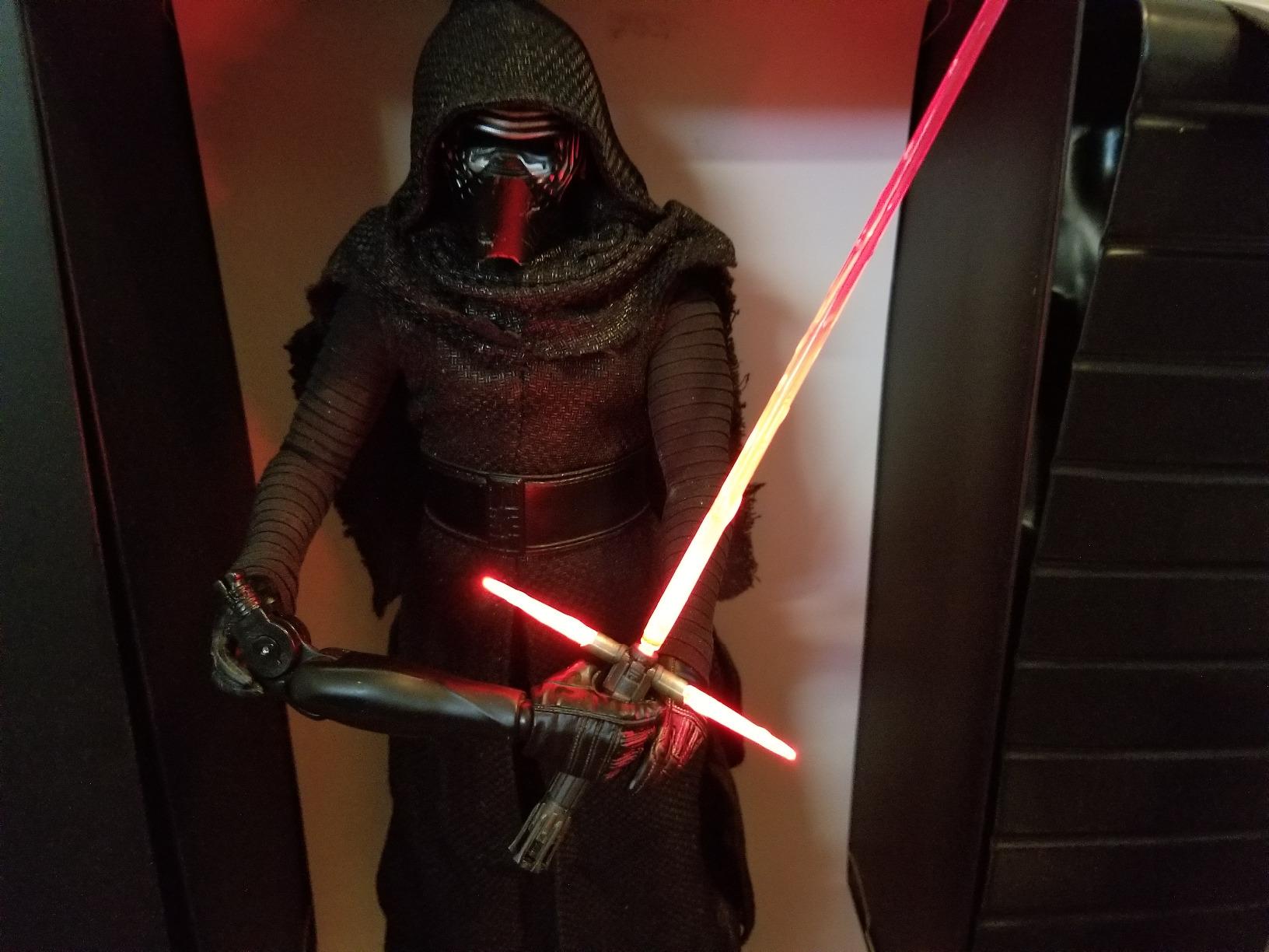 Star Wars: The Force Awakens Kylo Ren 1/6th Scale Collectible Figure (902538) customer photo 2