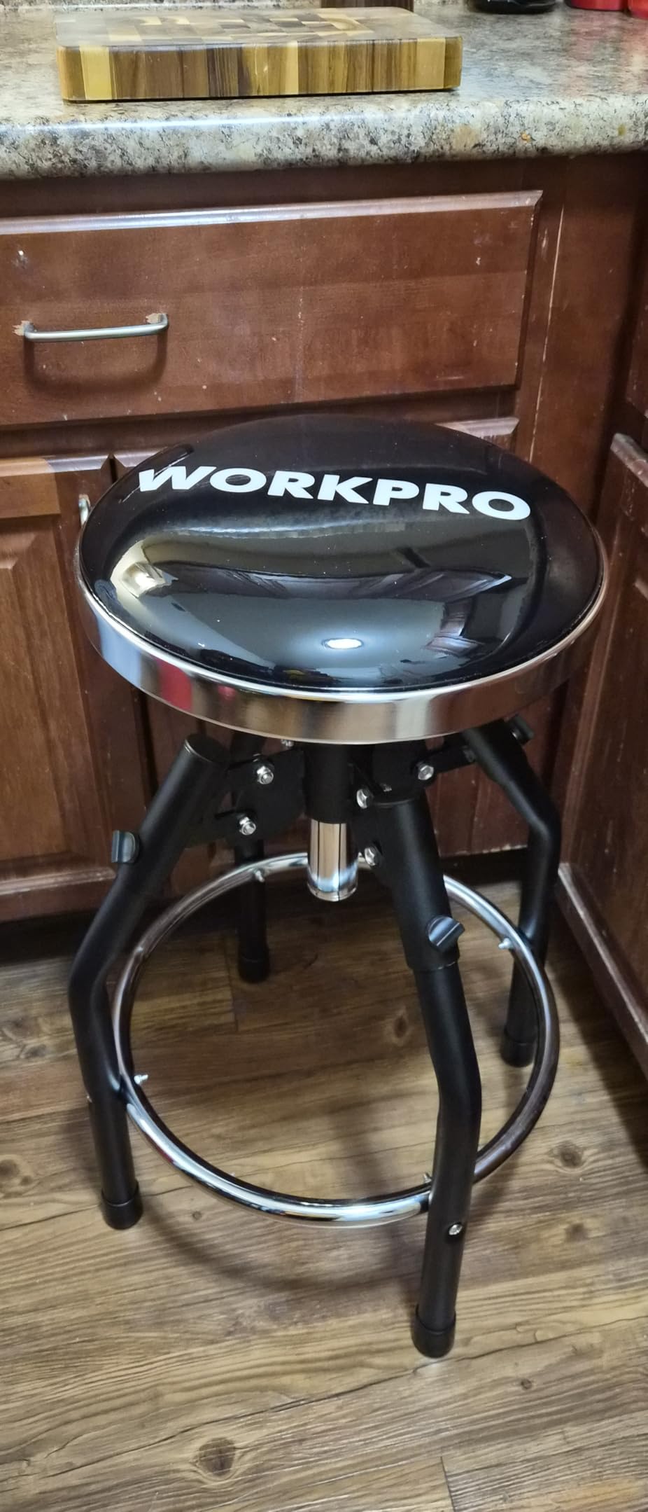 WORKPRO Heavy Duty Adjustable Hydraulic Shop Stool, Garage Bar Stool, 29in to 33.86in, 330-Pound Capacity customer photo 2