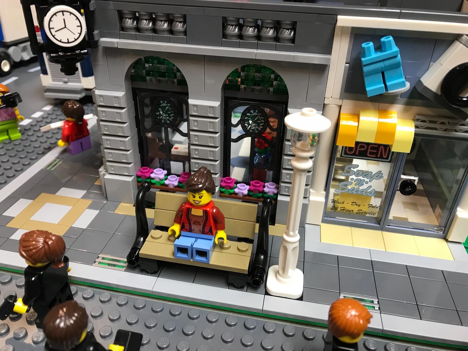 LEGO Creator Expert Brick Bank 10251 Construction Set customer photo 2