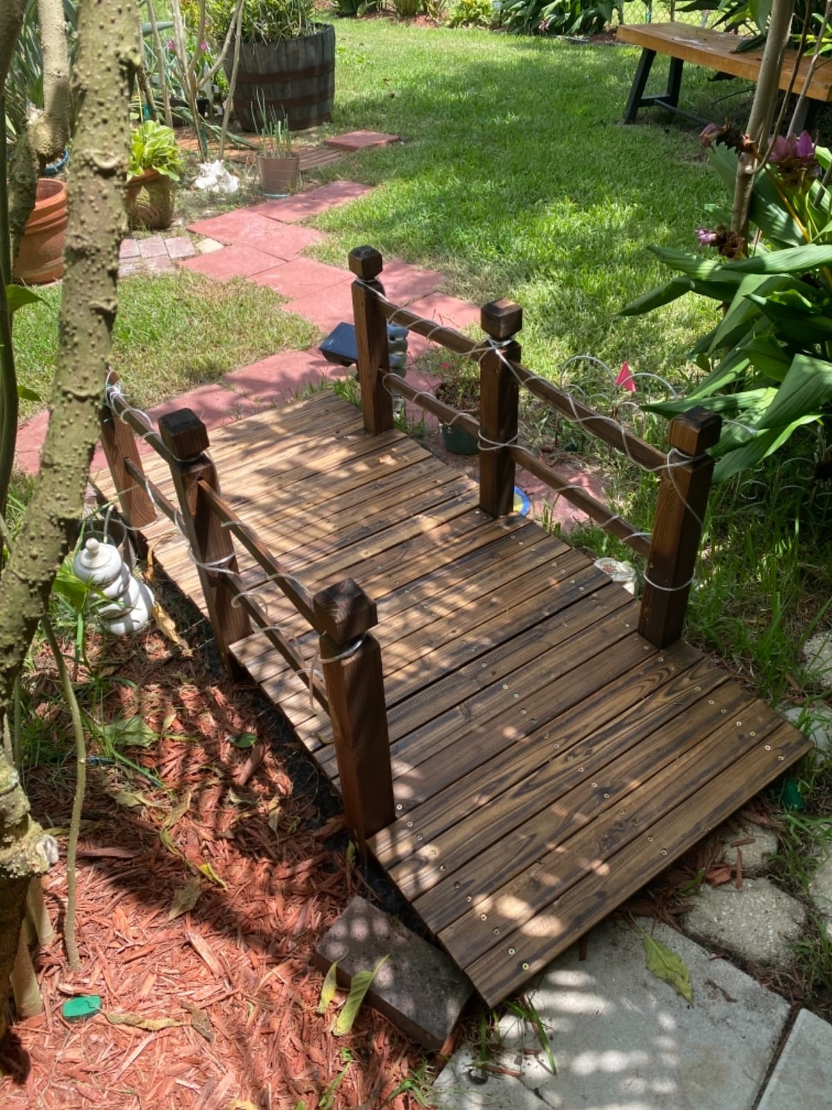Giantex 5 FT Wooden Garden Bridge, Stained Wood Arc Footbridge with Railings, 400 lbs Capacity, Decorative Pond Bridge for Outdoor Garden Yard Backyard Creek Farm (Brown) customer photo 1