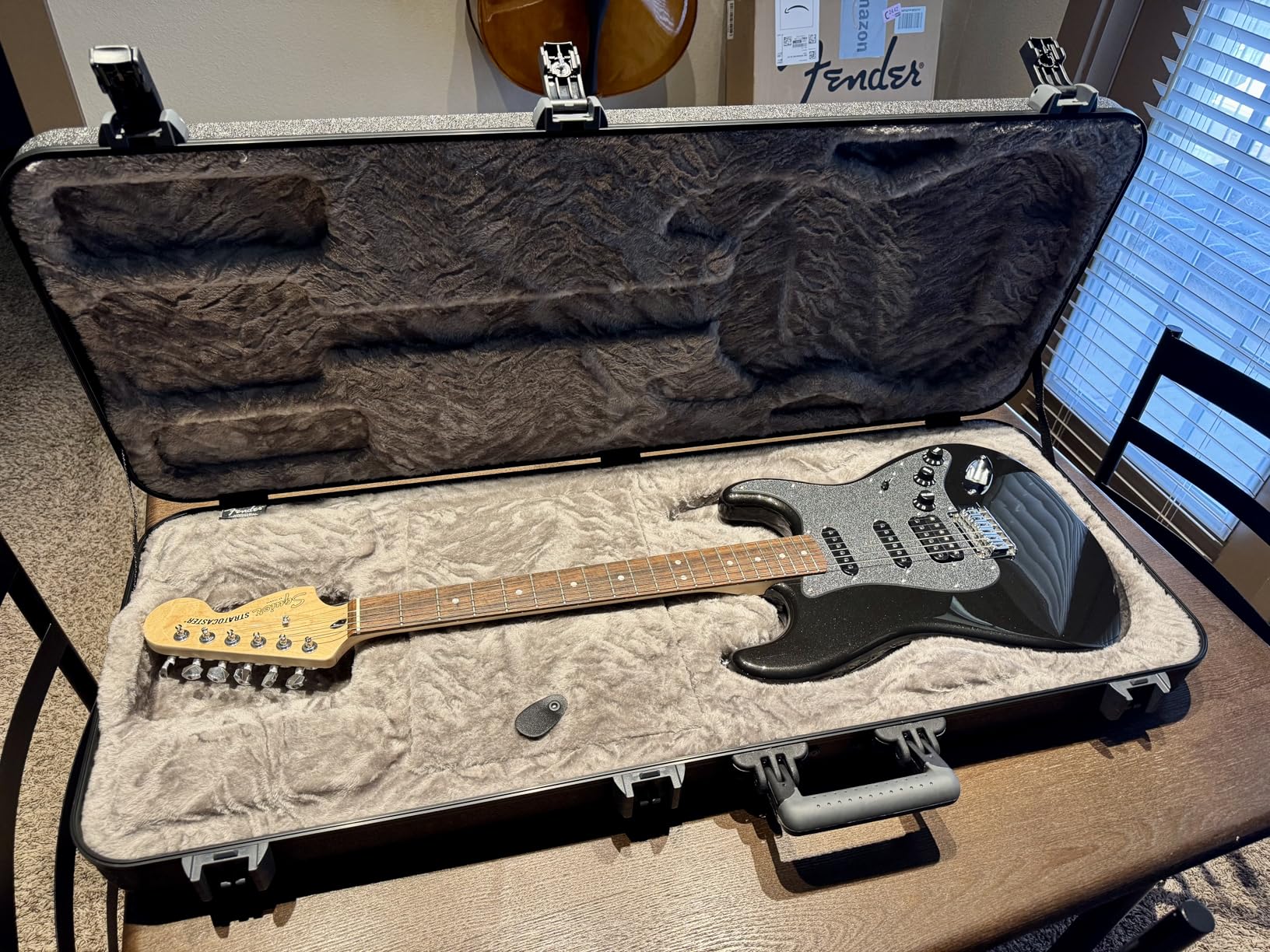 Fender Deluxe Molded Guitar Case for Stratocaster and Telecaster Electric Guitars, Military-Grade ABS Hard Shell with TSA Lock, Custom Foam Interior, Protective Travel Case, Black customer photo 2