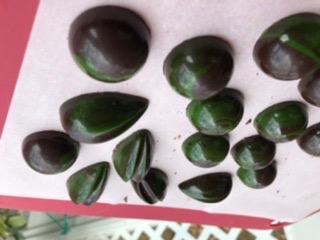 Pavoni Polycarbonate Chocolate Bonbons Mold, Grooved-Teardrop Mound 21 Cavities customer photo 1