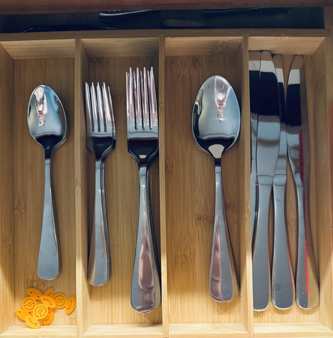 Amazon Basics Silverware Set, Stainless Steel Flatware, Dishwasher Safe, Service for 4, 20-Piece customer photo 2