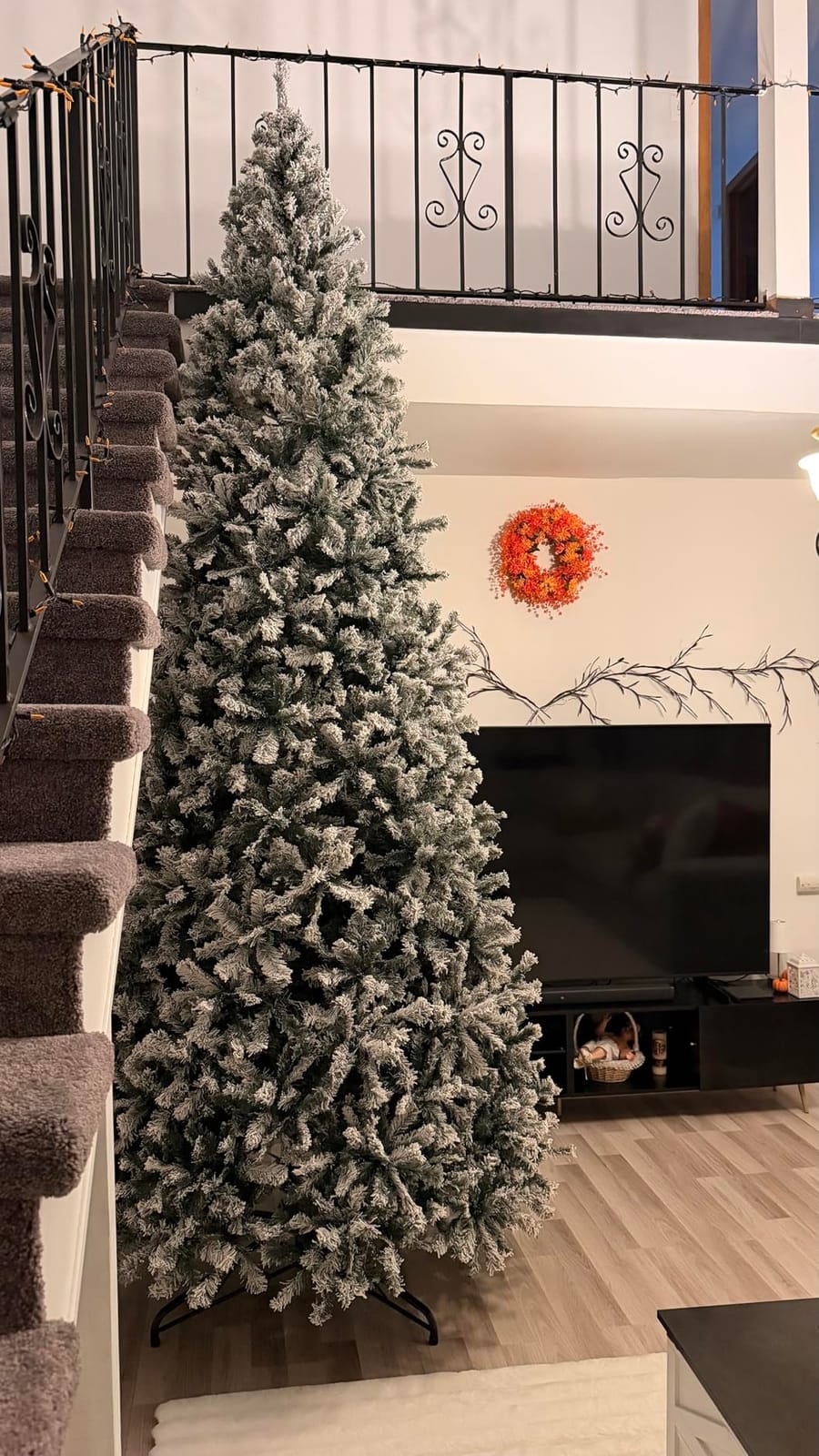 Best Choice Products Artificial Flocked Christmas Tree, 6ft Premium Unlit Pine Holiday Décor w/Full Branches, Metal Stand - Green customer photo 1