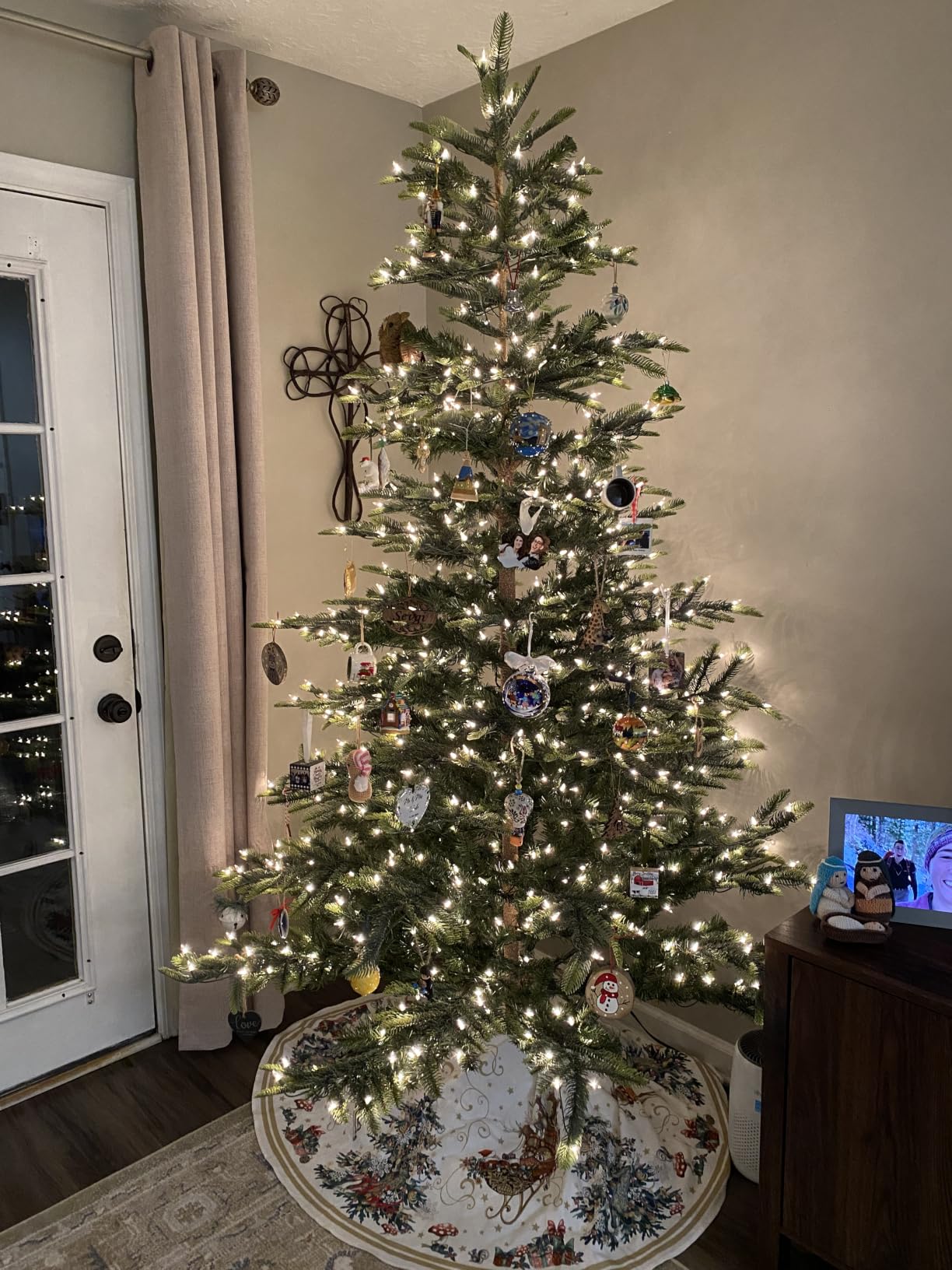 Puleo International 6.5ft Pre-Lit Aspen Fir Artificial Christmas Tree with 500 Clear Lights, 903 Realistic Dense Branch Tips, Easy Setup Artificial Trees with Sturdy Metal Stand customer photo 1