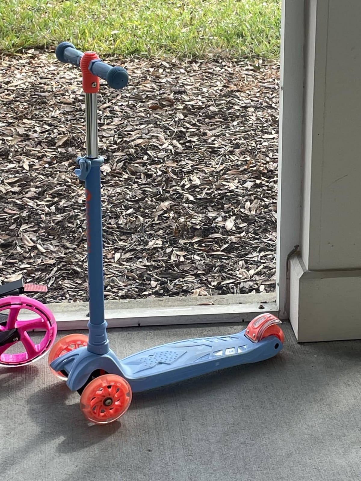 LaScoota 2-in-1 Kids Kick Scooter, Adjustable Height Handlebars and Removable Seat, 3 LED Lighted Wheels and Anti-Slip Deck, for Boys & Girls Aged 3-12 and up to 100 Lbs customer photo 1