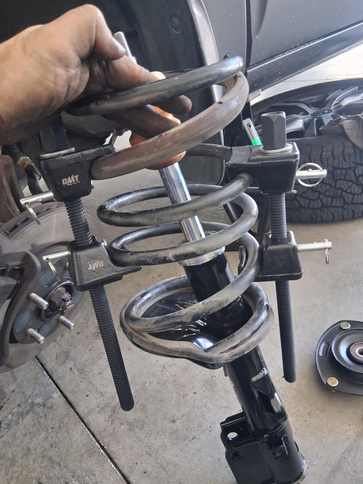 OMT Macpherson Strut Spring Compressor Tool Set with 10.5