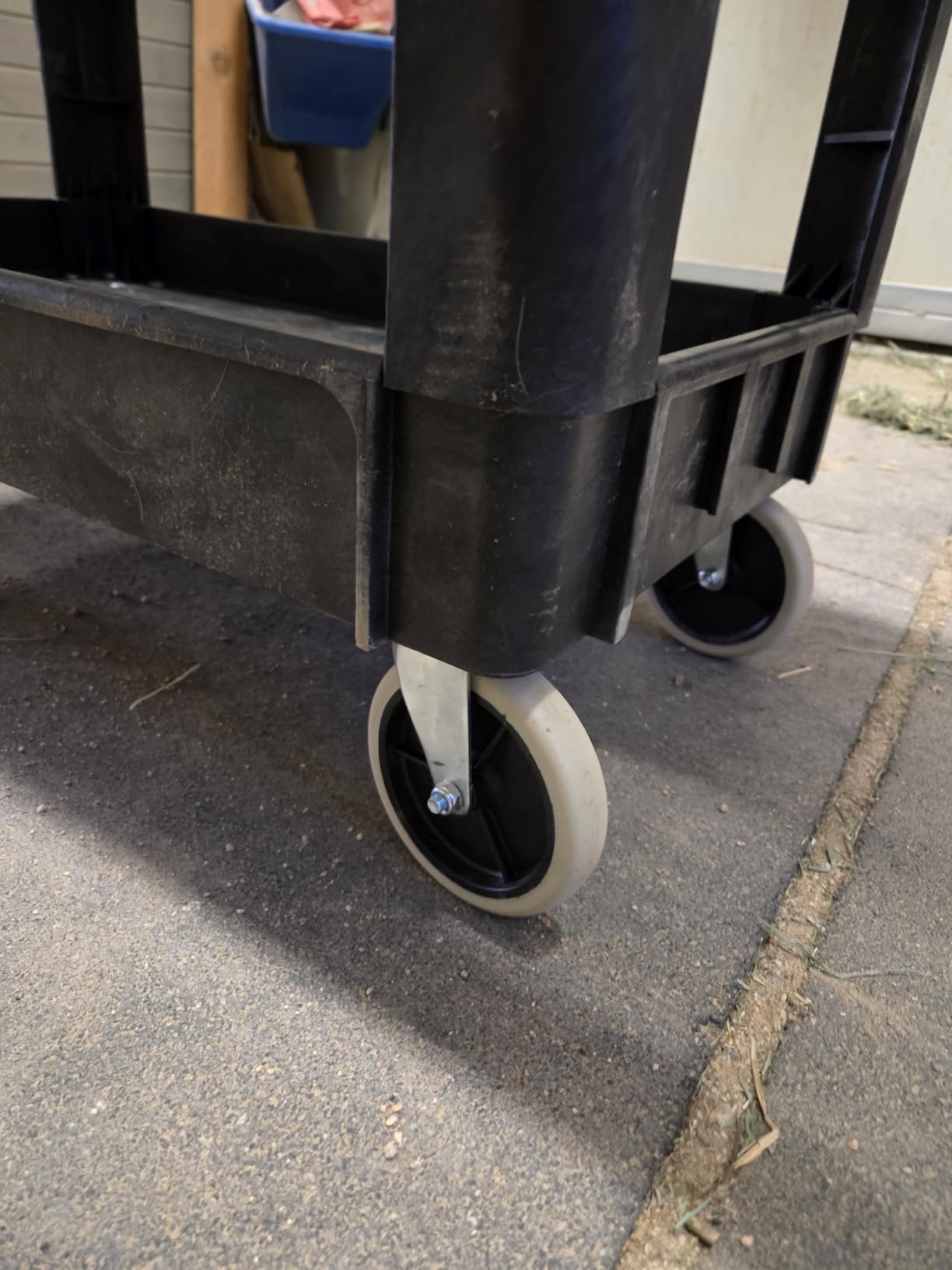 MaxWorks Heavy Duty 2-Shelf Service Cart 500 lb Capacity Polypropylene Utility Cart with 5