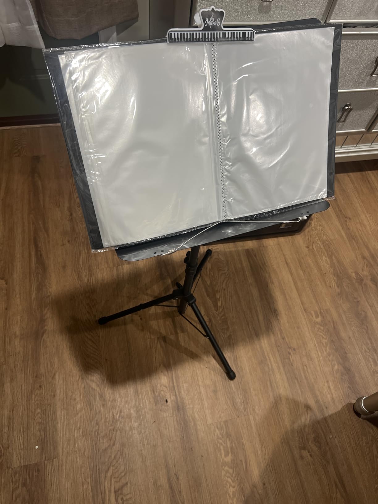 GLEAM Sheet Music Stand - Full Metal with Carrying Bag, Phone Holder, Sheet Music Folder and Clip, 5 in 1 Desktop Book Stand - Black customer photo 1