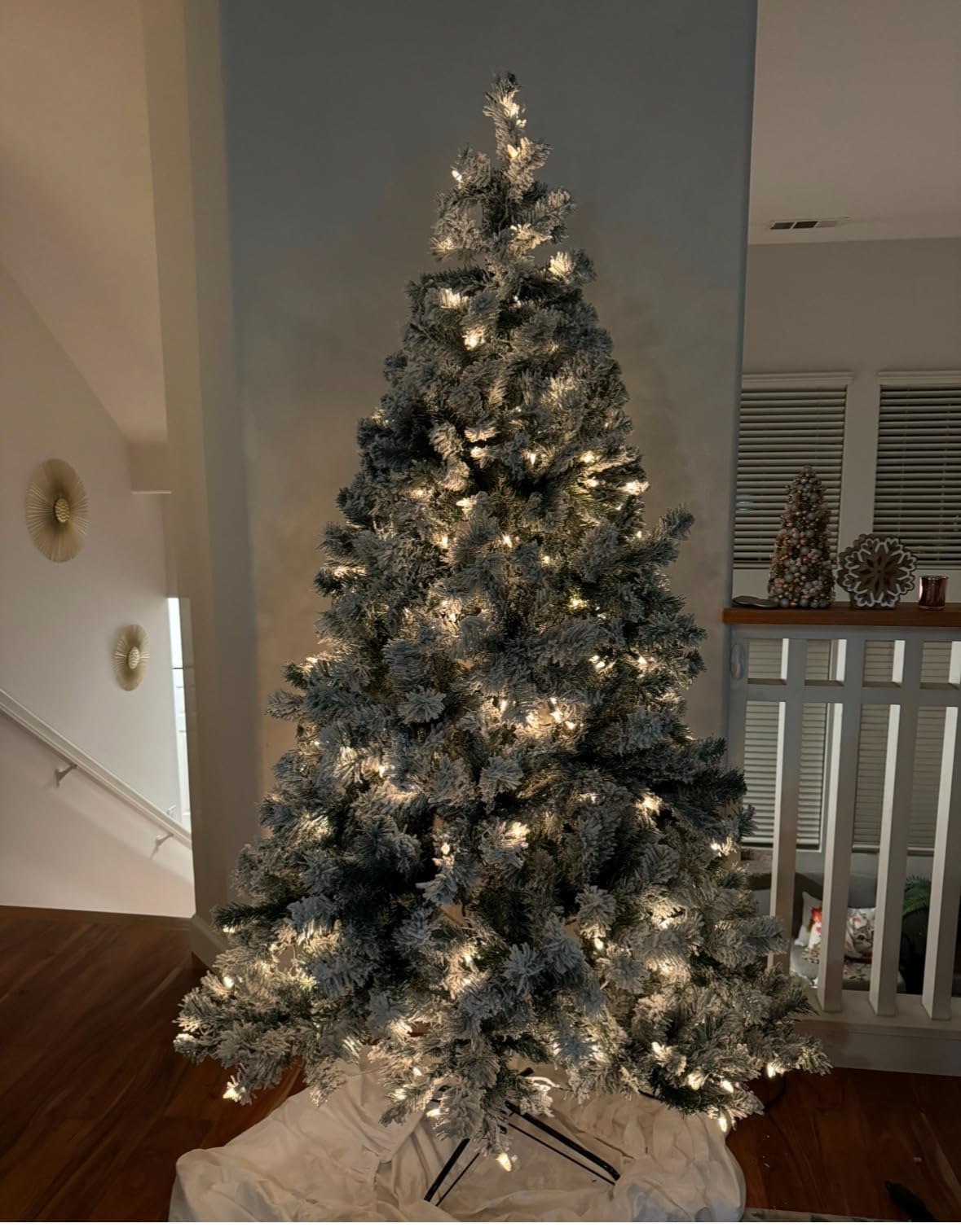 Best Choice Products 6ft Pre-Lit Artificial Christmas Tree Twinkling LEDs, Snow Flocked Design Pine Tree, Full Appearance Lighted Snowy w/Easy Assembly, 250 Lights, 928 Tips Metal Stand customer photo 2