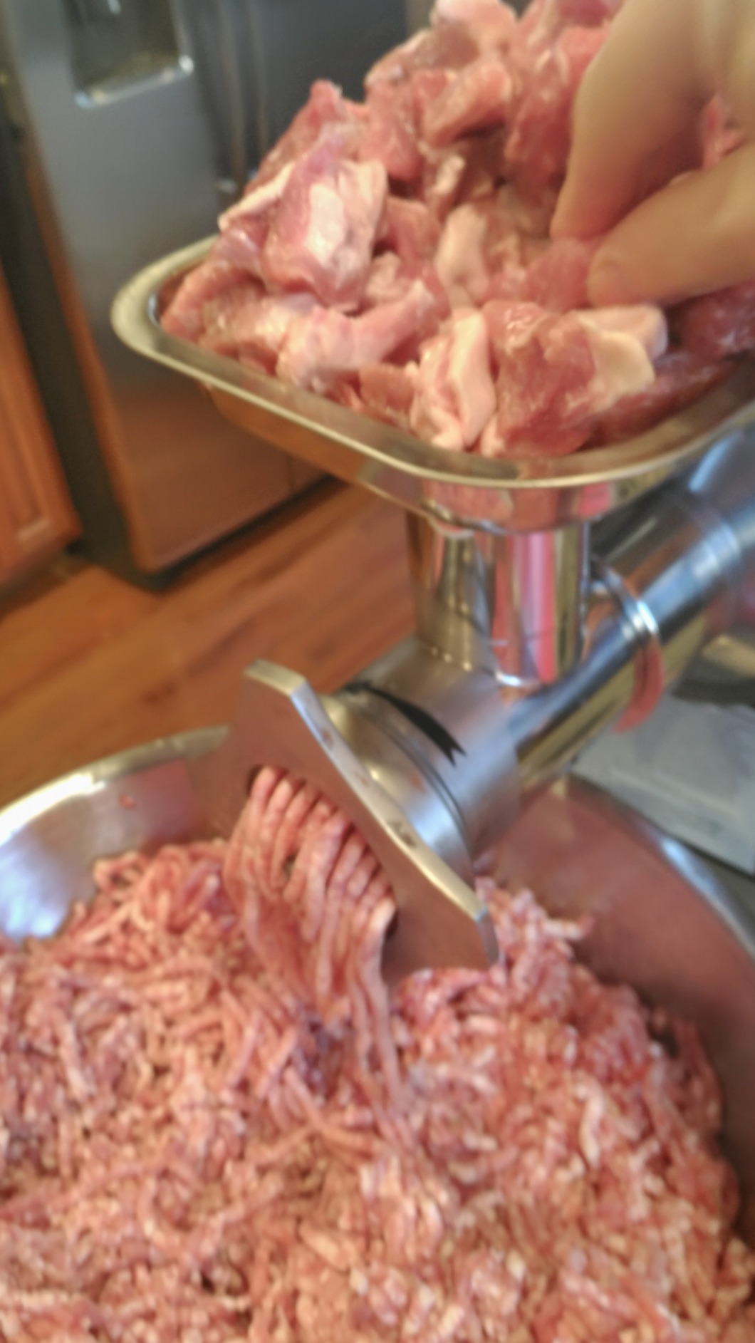 Tangkula Commercial Meat Grinder, 1.5 HP, 1100W, 551LB/h Stainless Steel Electric Sausage Stuffer, 225RPM Heavy Duty Industrial Meat Mincer w/2 Blades, Grinding Plates & Stuffing Tubes customer photo 1