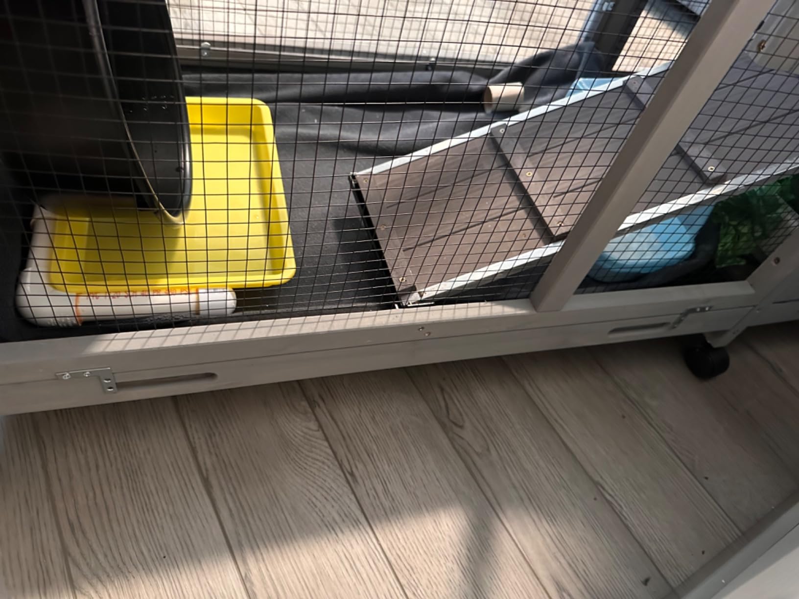 Aivituvin Rabbit Hutch Outdoor Indoor Rabbit Cage Chicken Coop with Casters Guinea Pig Cage with 3 Deep No Leakage Pull Out Tray, Waterproof Roof customer photo 2