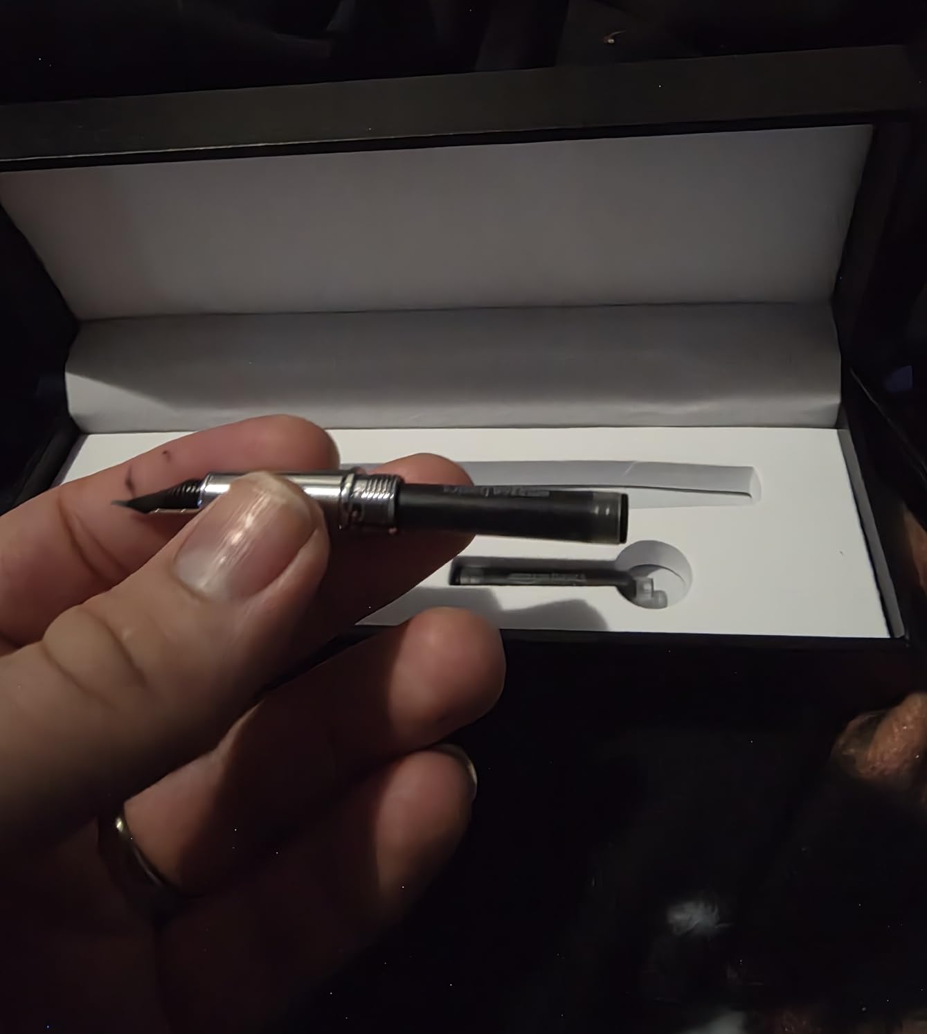 Amazon Basics Refillable Fountain Pen with Smooth Writing, Fine Point Nib, Black Ink customer photo 1