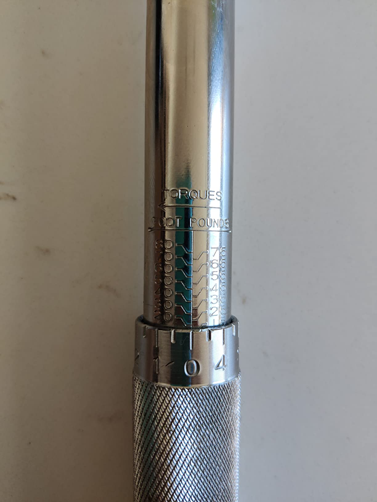 Amazon Basics 3/8-inch Drive Click Torque Wrench Ratchet, 15-80 ft.-lb, 20.4-108.5 Nm customer photo 2