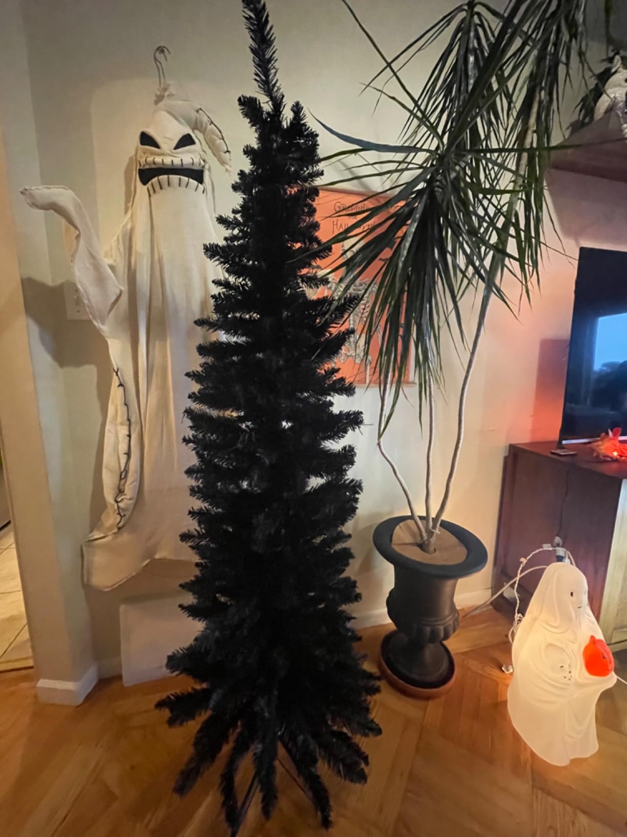 Giantex Green Artificial Pencil Christmas, Premium Hinged Pine Tree with Solid Metal Legs, Perfect for Home, Shops and Holiday Decoration, 5FT customer photo 1