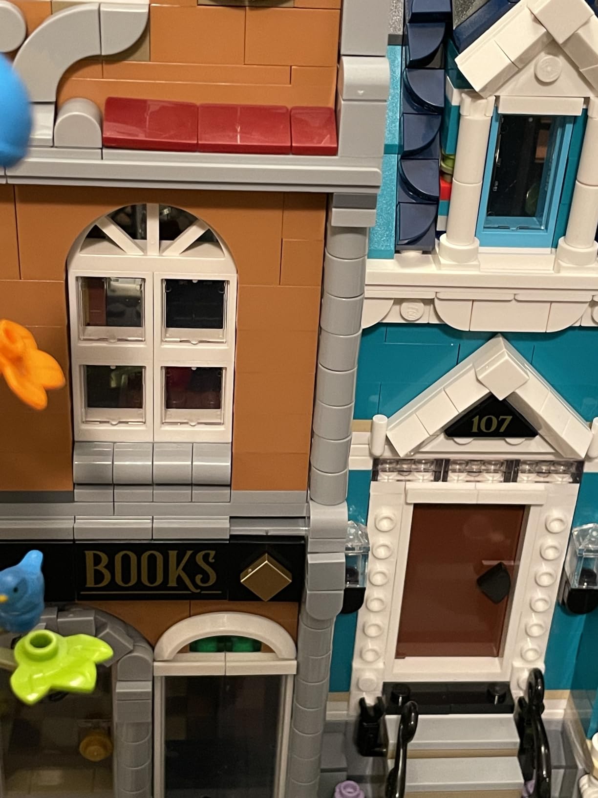 LEGO Creator Expert Bookshop 10270 Modular Building, Home Décor Display Set for Collectors customer photo 2