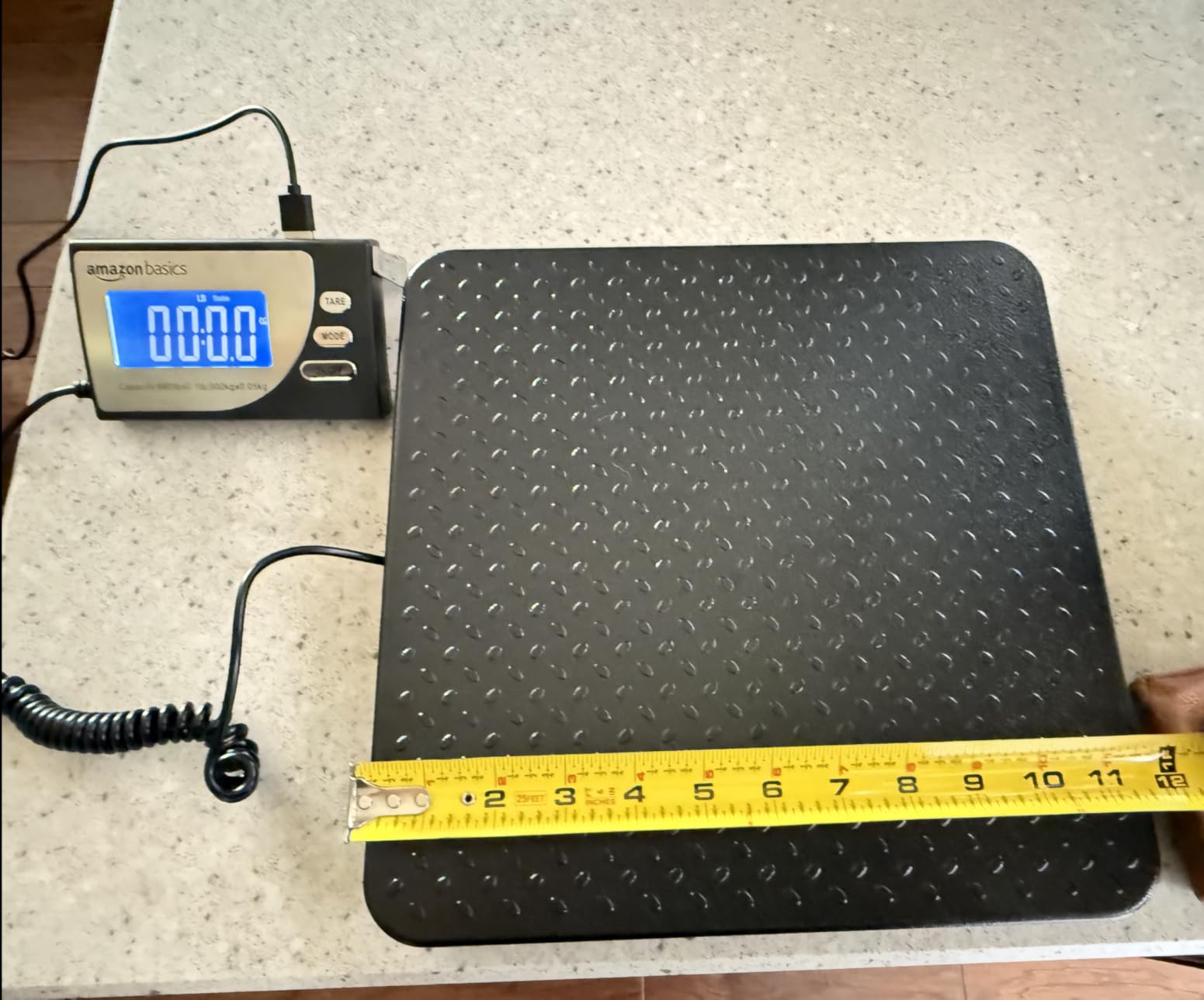 Amazon Basics Digital Shipping Postal Scale with Tare Function, Heavy Duty Weighing Platform, 660 lb Capacity, 1 Ounce Readability, Portable, Black customer photo 2