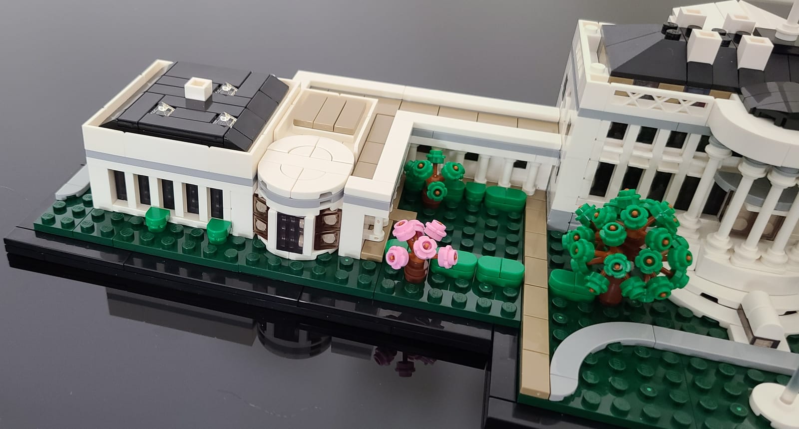 LEGO Architecture Collection: The White House 21054 - Model Building Kit, Creative Set for Adults and Teens, Energizing DIY Project, Iconic Presidential Office, Great Collectible Gift for Father's Day customer photo 1
