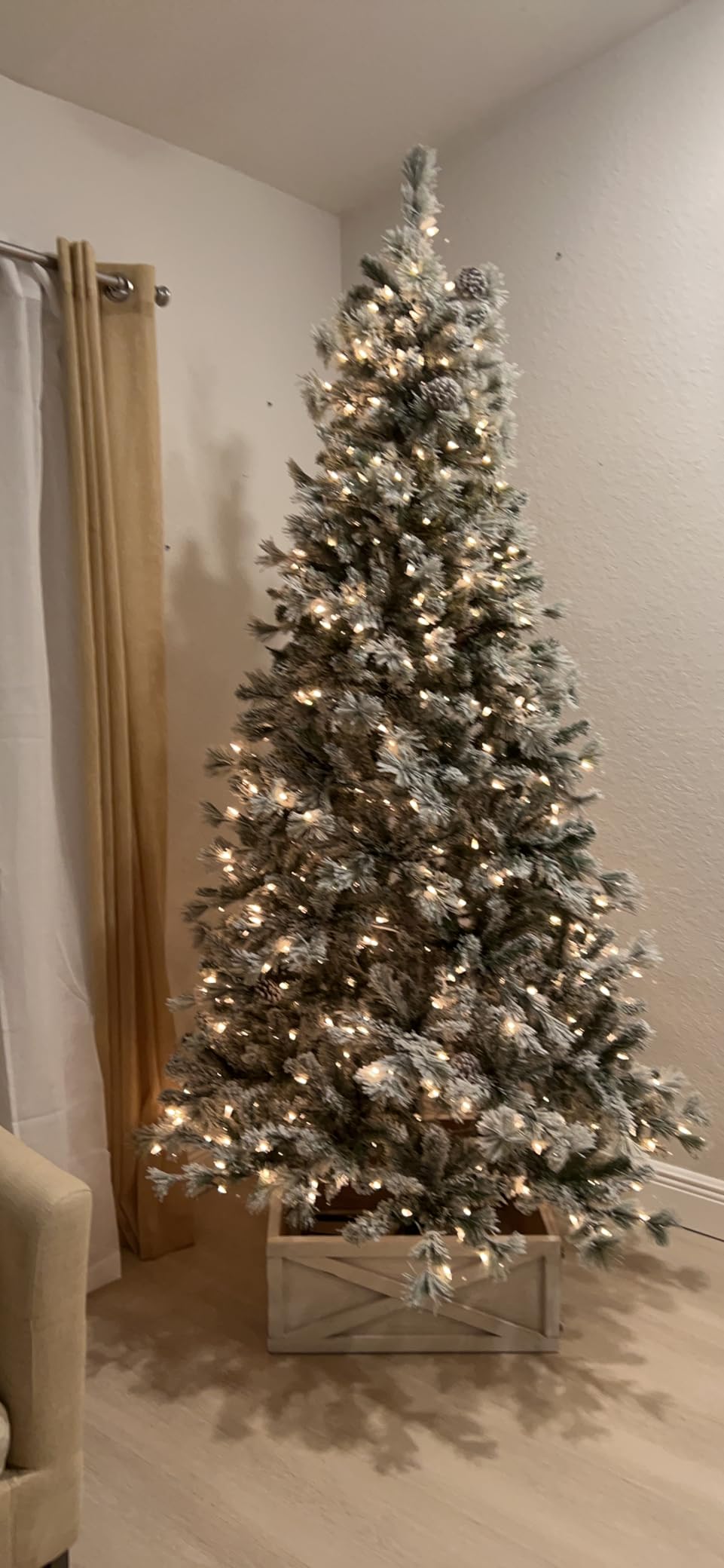 Hykolity 7.5 ft Flocked Prelit Christmas Tree | 450 Warm White Led Lights, 1,446 Branch Tips, Hinged Design and Sturdy Metal Stand customer photo 2