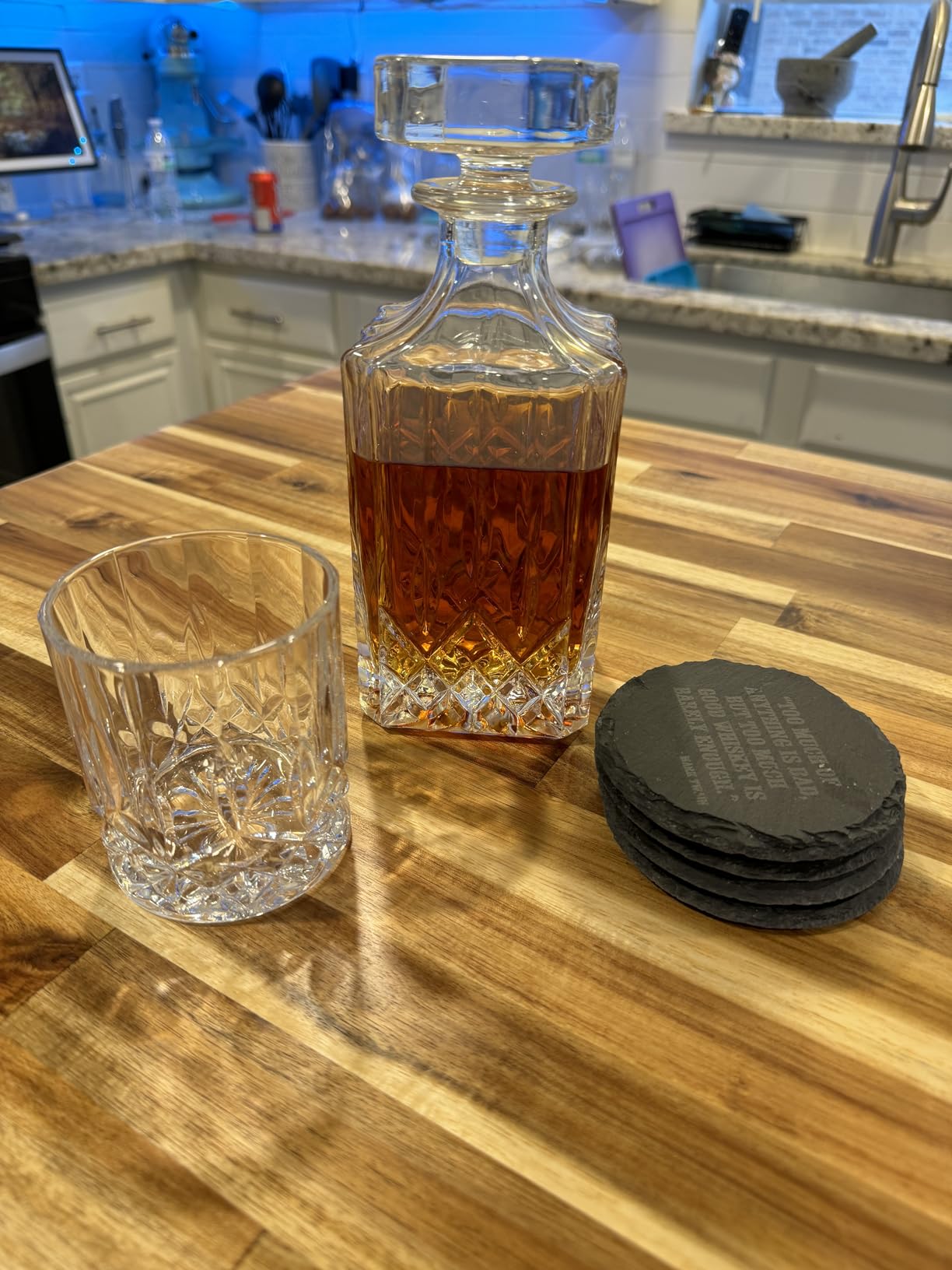 Mixology & Craft Luxury Whiskey Decanter Gift Set - 25oz Crystal Decanter, 4 Old-Fashioned Glasses, 4 Slate Coasters with Diamond Pattern Premium Black Gift Box customer photo 1