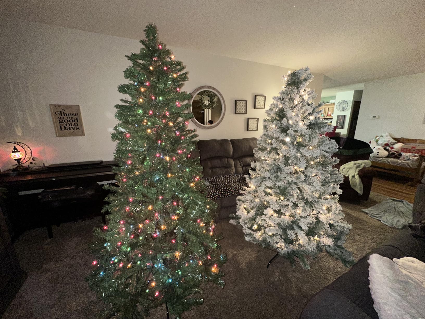 Yaheetech 7.5ft Premium Snow Flocked Hinged Artificial Christmas Tree | Fake Spruce Full Tree for Home Office Party Decoration with 1284 Branch White Snow Tips and Metal Stand customer photo 1