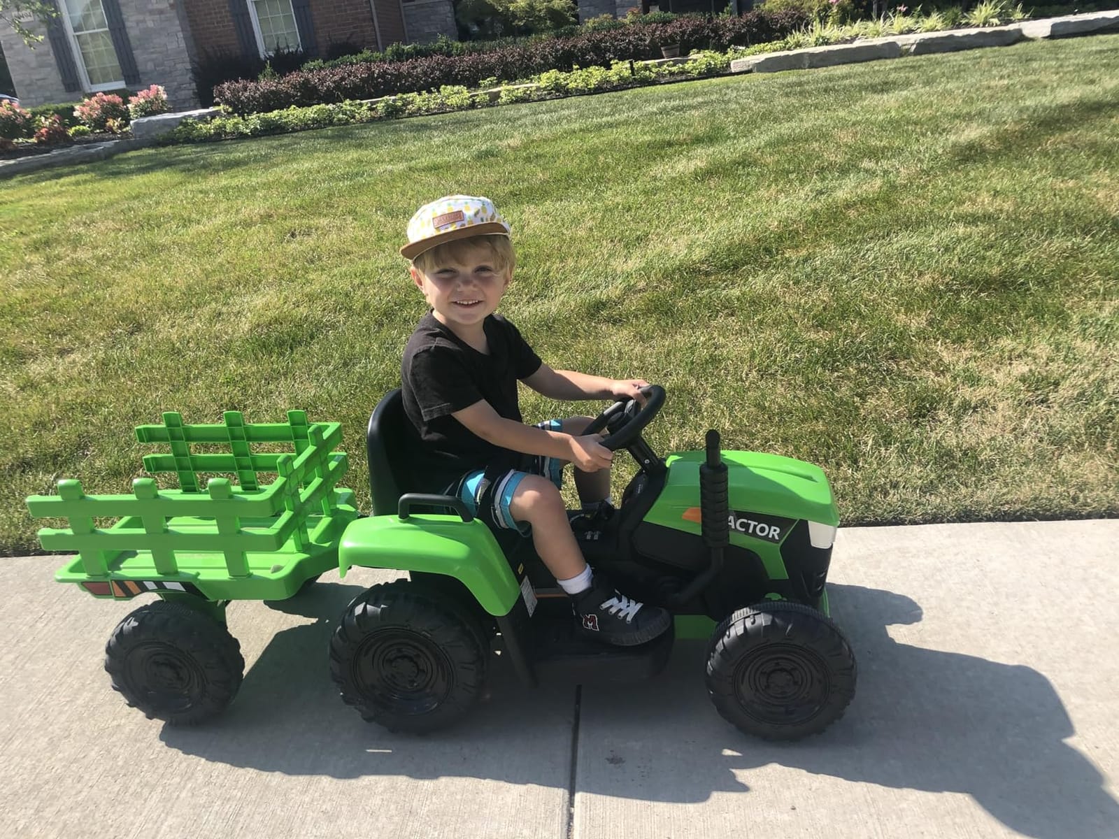 TOBBI Kids Electric Ride On Toy Tractor, Toddlers 12V Battery-Powered Car to Drive, 35W Dual Motor 6-Wheels Trailer Vehicle with 3-Speeds/LED & Horn Functions for Children Aged 3-8-Dark Green customer photo 1