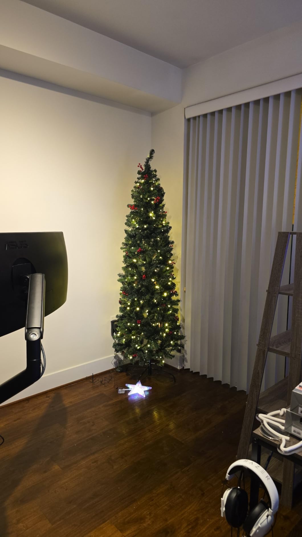 Best Choice Products 6ft Pre-Lit Spruce Pencil Christmas Tree Pre-Decorated w/Twinkling LED Lights Holiday Decoration w/ 250 Lights, 618 Tips, Pine Cones, Metal Hinges & Base - Green customer photo 1