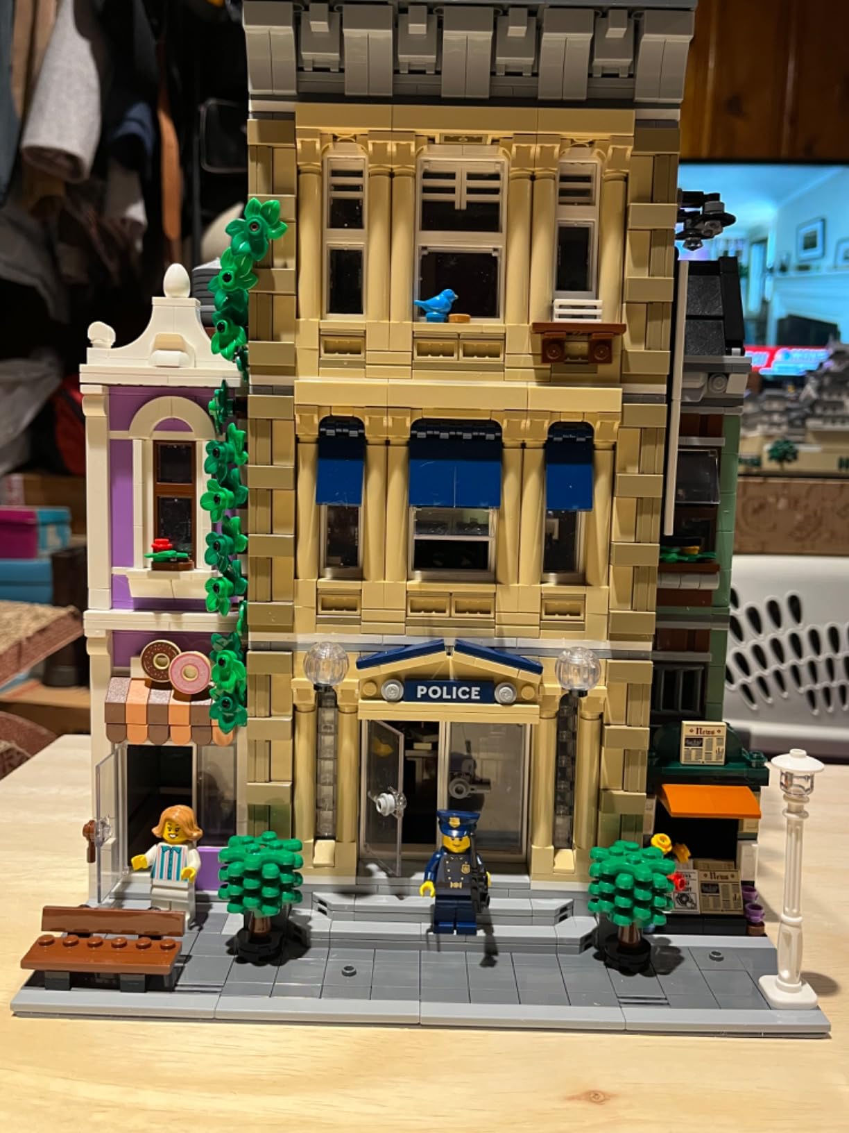 LEGO Icons Police Station 10278 Building Kit (2,923 Pieces) Modular Buildings Collection customer photo 2