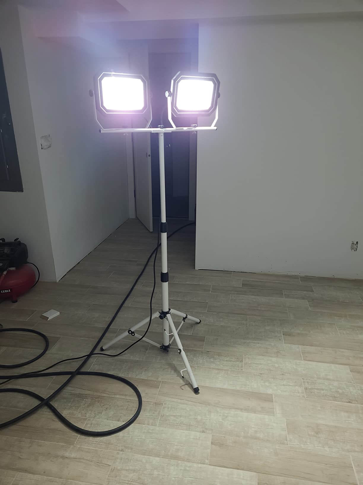 UFOND 20000 Lumen 200W LED Work Light with Stand for Garage Construction | 2 Brightness Modes, Adjustable Tripod, 10Ft Power Cord, Waterproof Work Lamp for Auto Repair, Drafting, Home Renovation customer photo 1