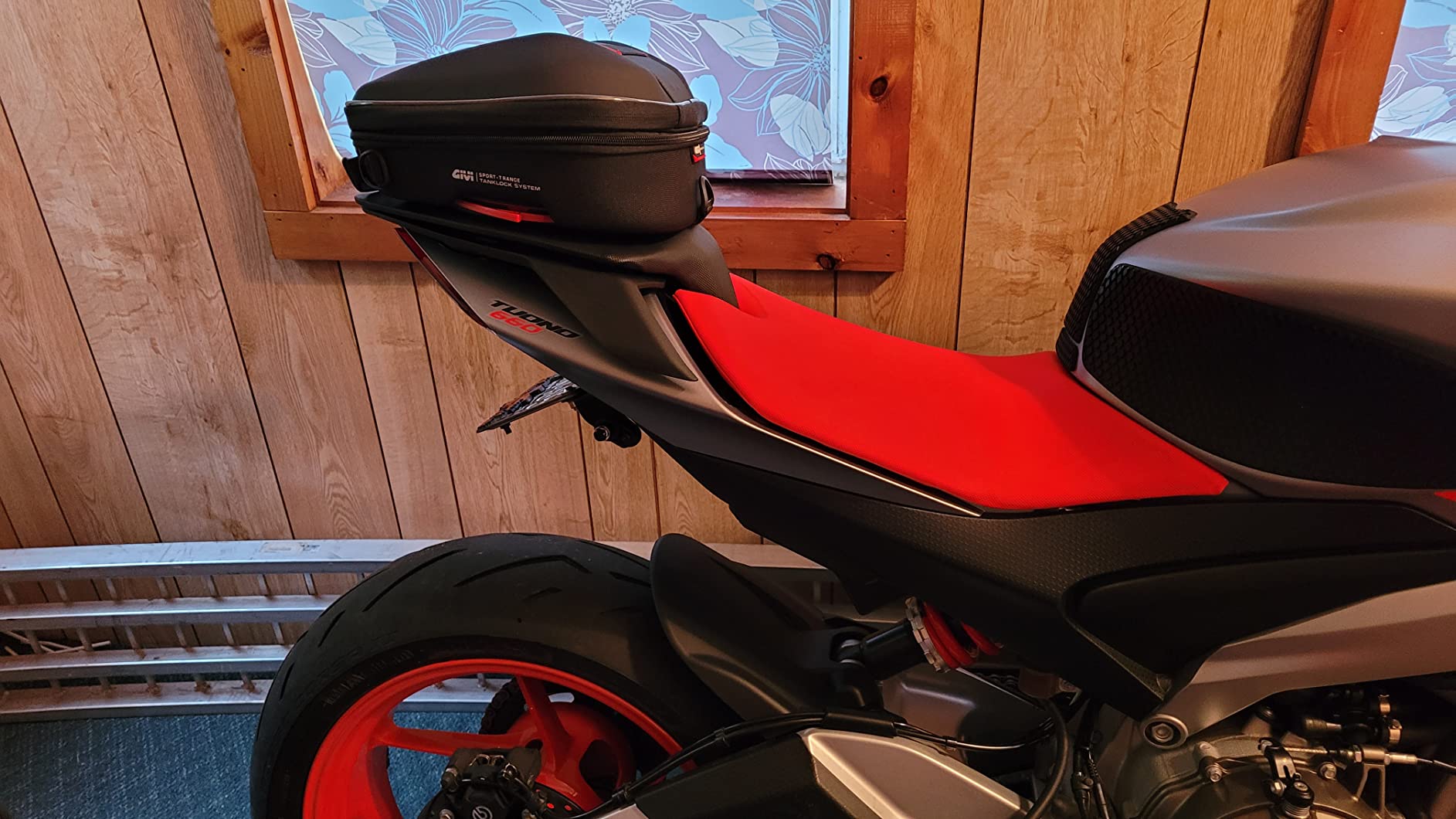 GIVI Sport-T Tanklock Tank Bag (6 Liter - ST611), Black customer photo 1
