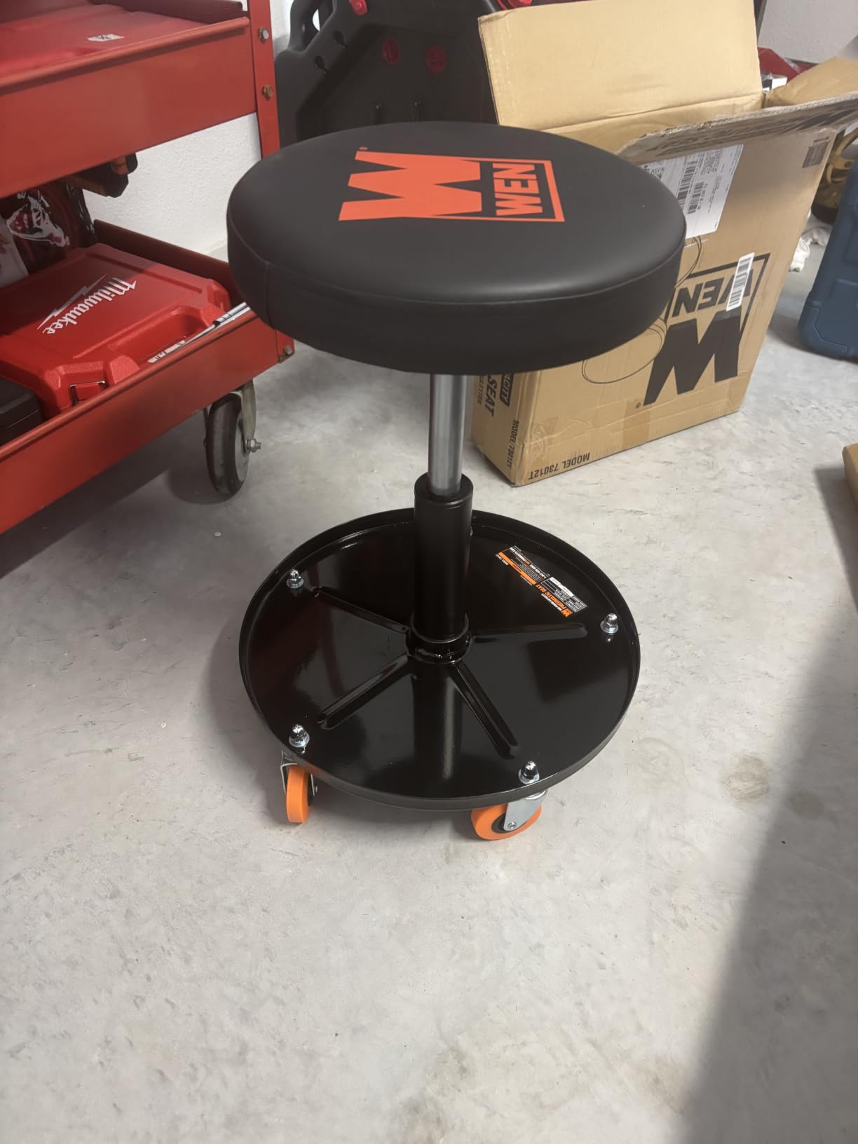 WEN 73012T 300-Pound Capacity Pneumatic Rolling Mechanic Stool customer photo 1