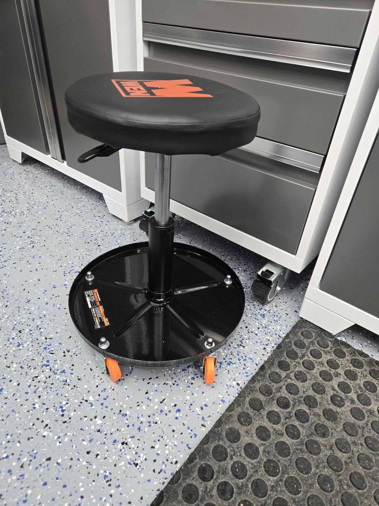 WEN 73012T 300-Pound Capacity Pneumatic Rolling Mechanic Stool customer photo 2
