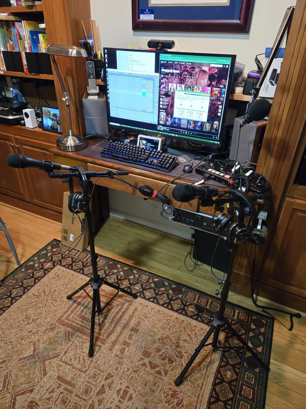 CAHAYA Mic Stand Floor Adjustable - Tripod Boom Arm Microphone Stand with Carrying Bag 2 Mic Clips 3/8
