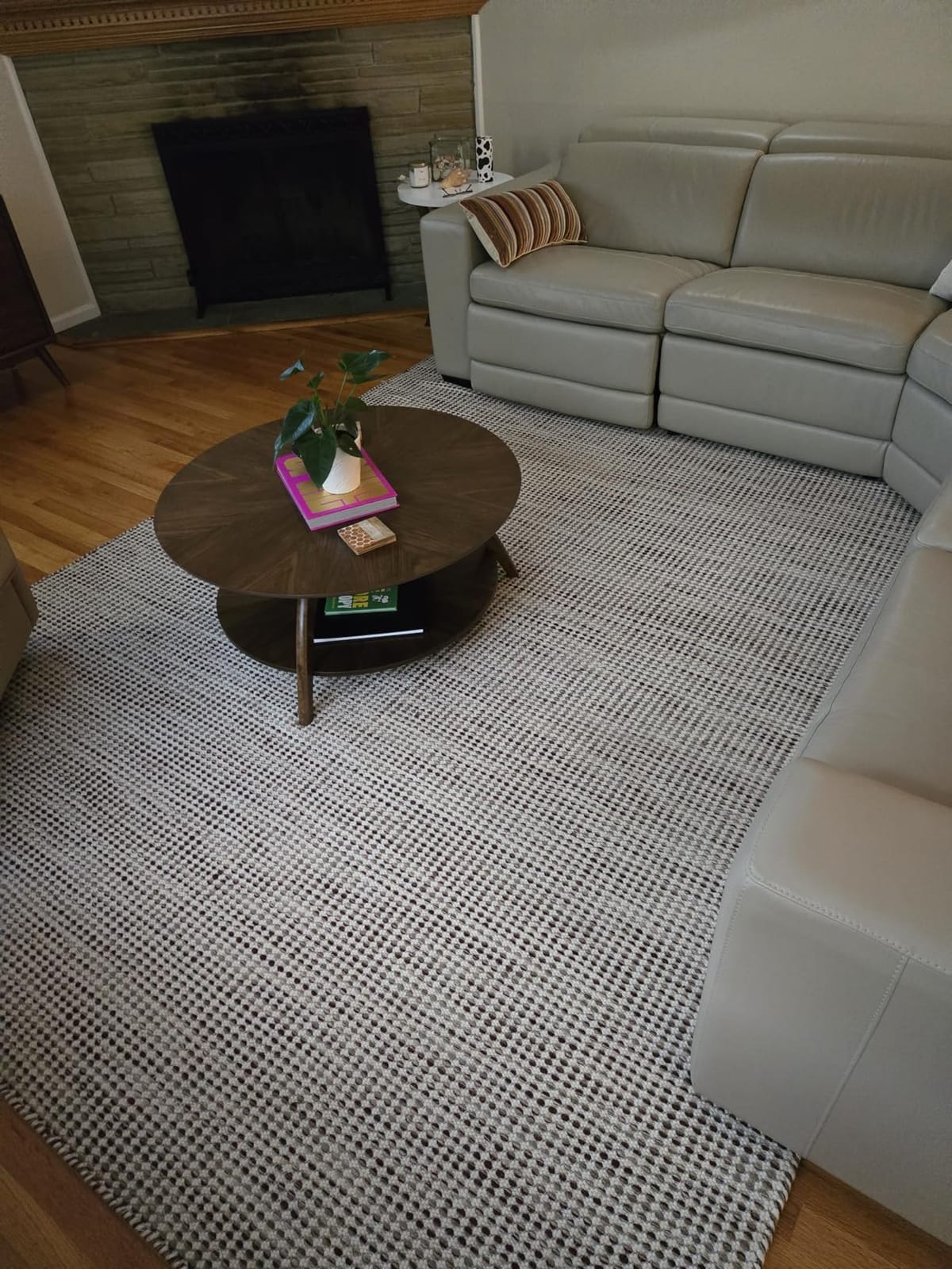 SAFAVIEH Vermont Collection Area Rug - 6' x 9', Brown & Ivory, Handmade Wool, Ideal for High Traffic Areas in Living Room, Bedroom (VRM805T) customer photo 1