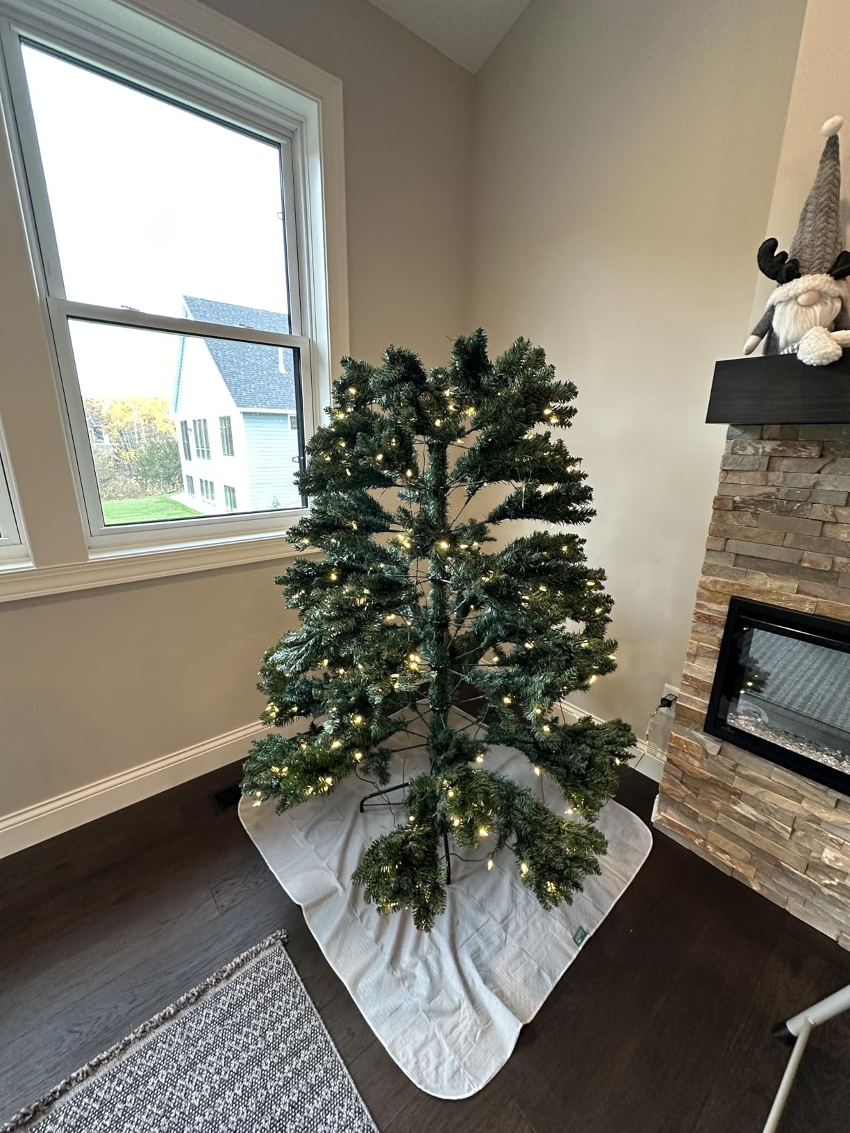 Hykolity 6 ft Partially Flocked Christmas Tree with 1,032 Branch Tips | Prelit 250 Warm White Led Lights, Hinged Design and Sturdy Metal Stand customer photo 1