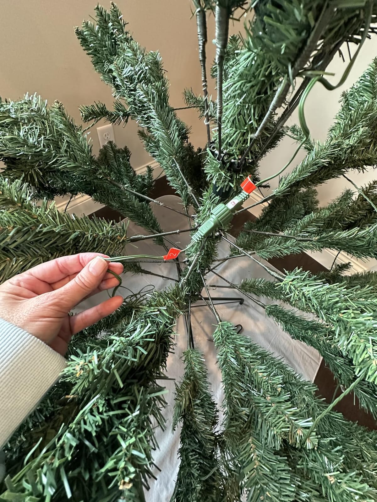 Hykolity 6 ft Partially Flocked Christmas Tree with 1,032 Branch Tips | Prelit 250 Warm White Led Lights, Hinged Design and Sturdy Metal Stand customer photo 2
