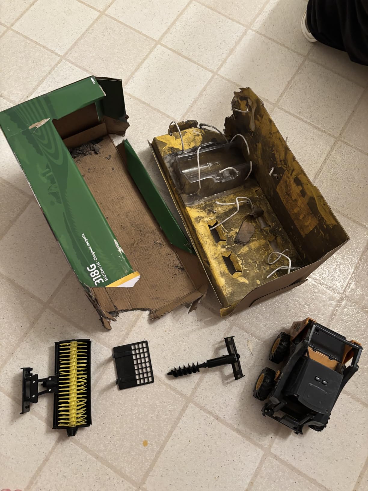 TOMY Big Farm John Deere 318G Skid Steer Toy Set - 1:16 Scale - Construction Toys with Unique Interchangeable Accessories - Toddler Outdoor Toys Ages 3 Years and Up customer photo 1