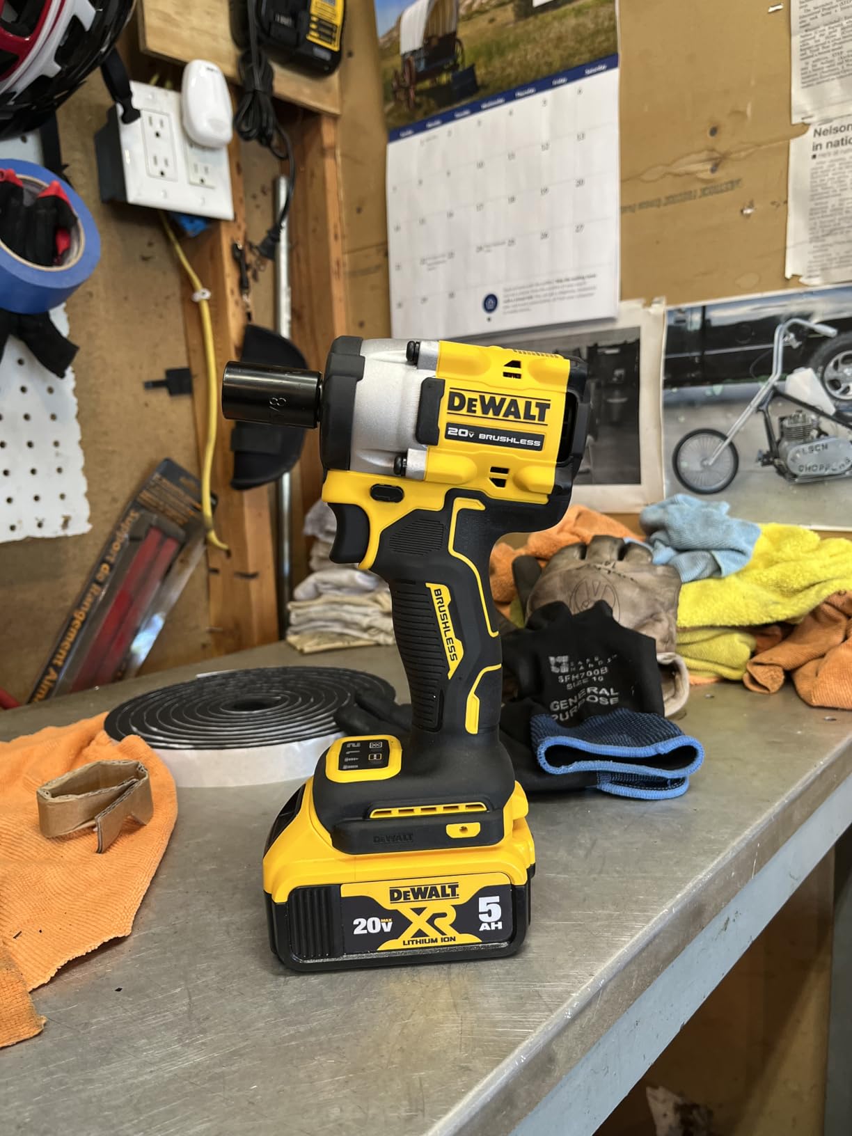 DEWALT ATOMIC 20V MAX 1/2 in. Cordless Impact Wrench with Hog Ring Anvil, Tool Only (DCF921B) customer photo 1