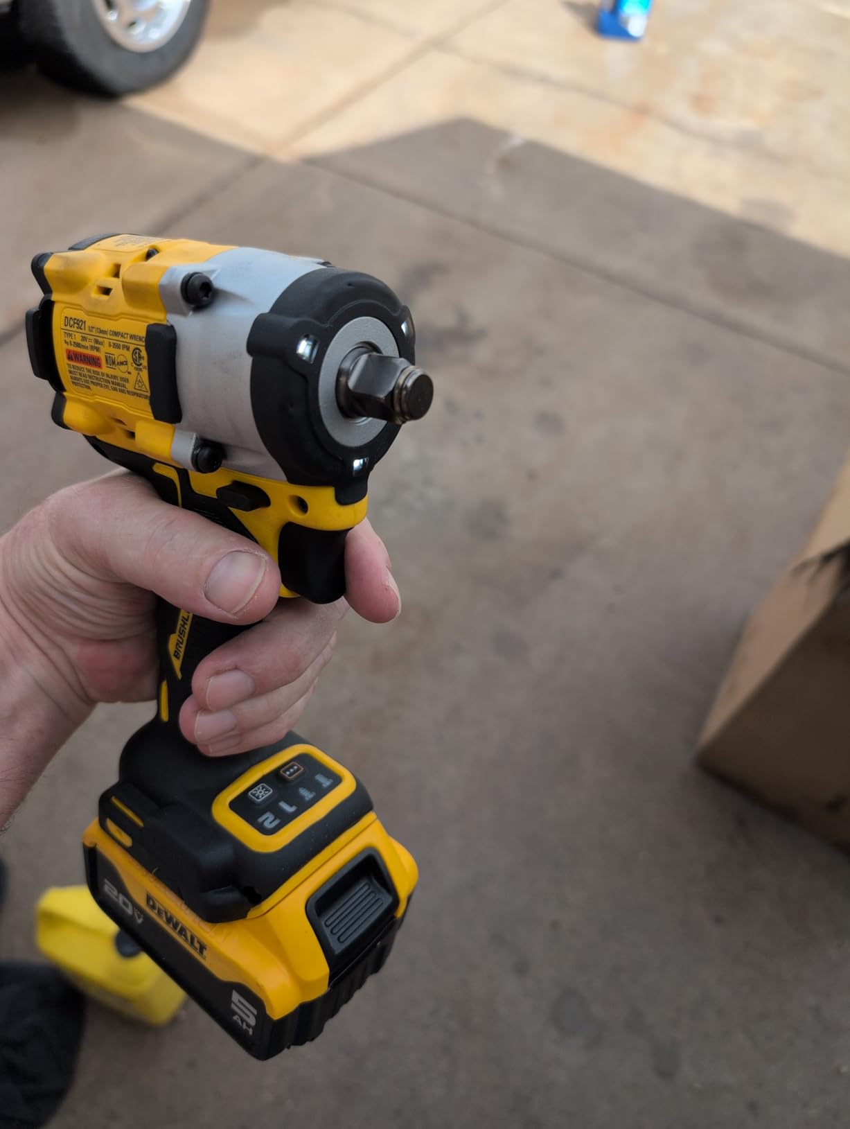 DEWALT ATOMIC 20V MAX 1/2 in. Cordless Impact Wrench with Hog Ring Anvil, Tool Only (DCF921B) customer photo 2