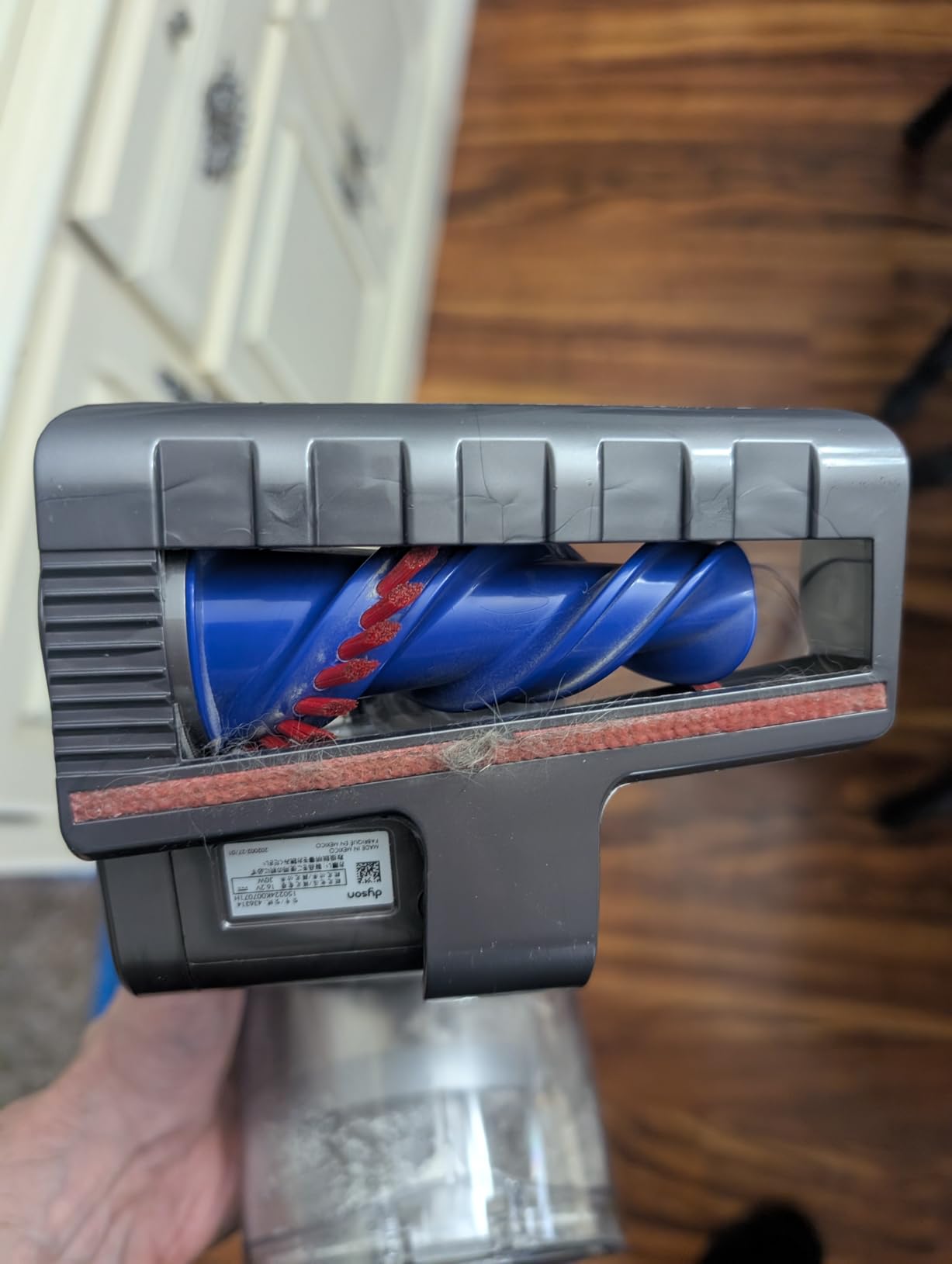Dyson V8 Cordless Vacuum, Cleans Hard Floors and Carpets, Detangles, Converts to Handheld, 115AW, 2 Power Modes, Up to 40 Minutes customer photo 1
