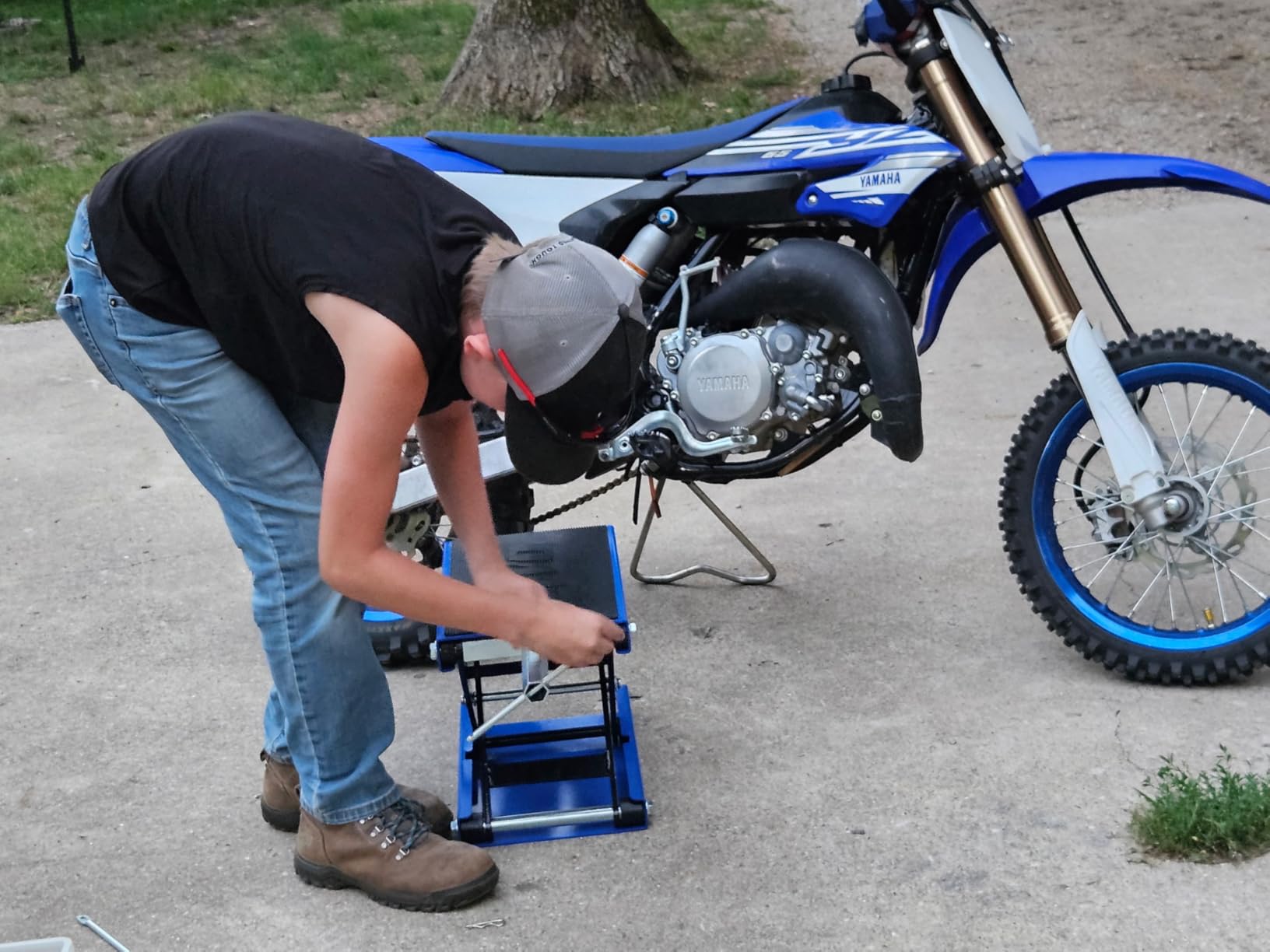 OMT Motorcycle Lift, 1100lb Scissor Jack Stand for ATV Dirt Bike Cruiser | Wide Deck Motorbike Center Stand; Crank Hoist T Handle And 3/8 Inch Socket; 3.7 To 14.6 Inch Lift; 5 Lock Holes; Chain Brush customer photo 1