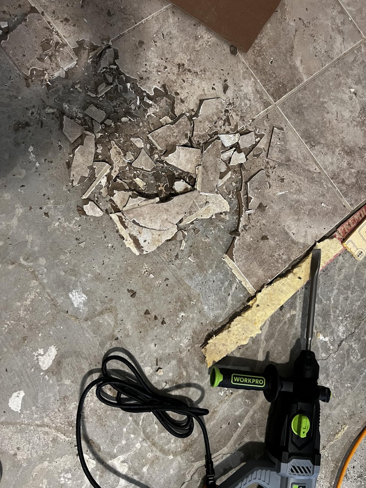 WORKPRO 1-1/4 Inch SDS-Plus Rotary Hammer Drill, 7.5AMP, Lightweight Corded Version for Concrete Demolition Chipping Rotomartillo, 5 SDS-Plus Bits customer photo 2