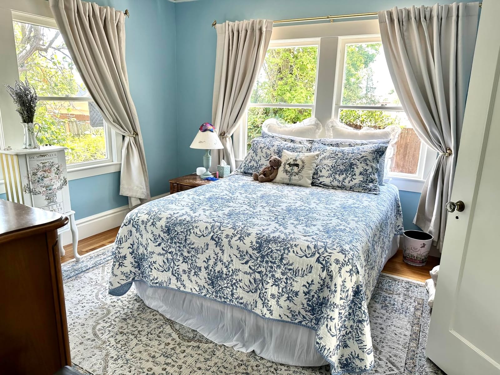 Laura Ashley - Queen Quilt Set, Soft & Reversible Cotton Floral Bedding with a Medium Weight Feel, 3 Piece Bed Set with Matching Pillowcases (Bedford Green/Off-White) customer photo 1
