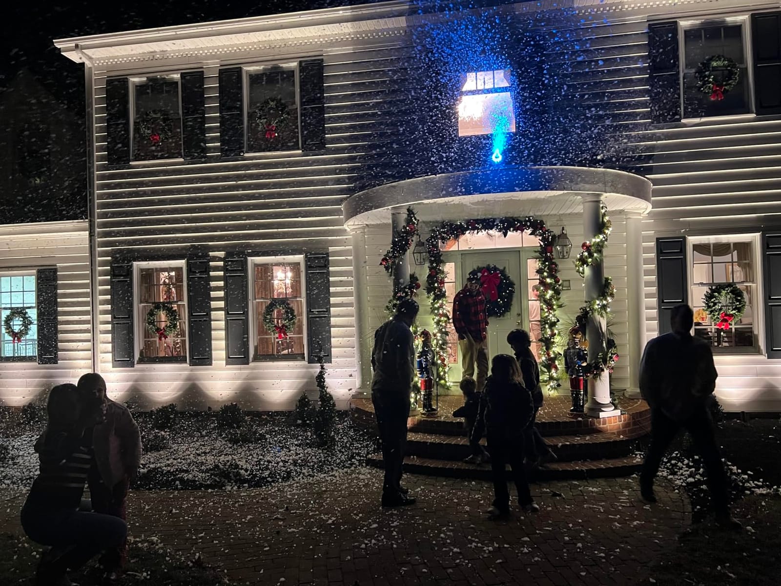 IMONE 900W High Output Snow Machine with 9 LED Lights & Remote - Indoor/Outdoor Artificial Snow Maker for Christmas, Parties, Parades - Heavy Duty Snowflake Machine customer photo 2
