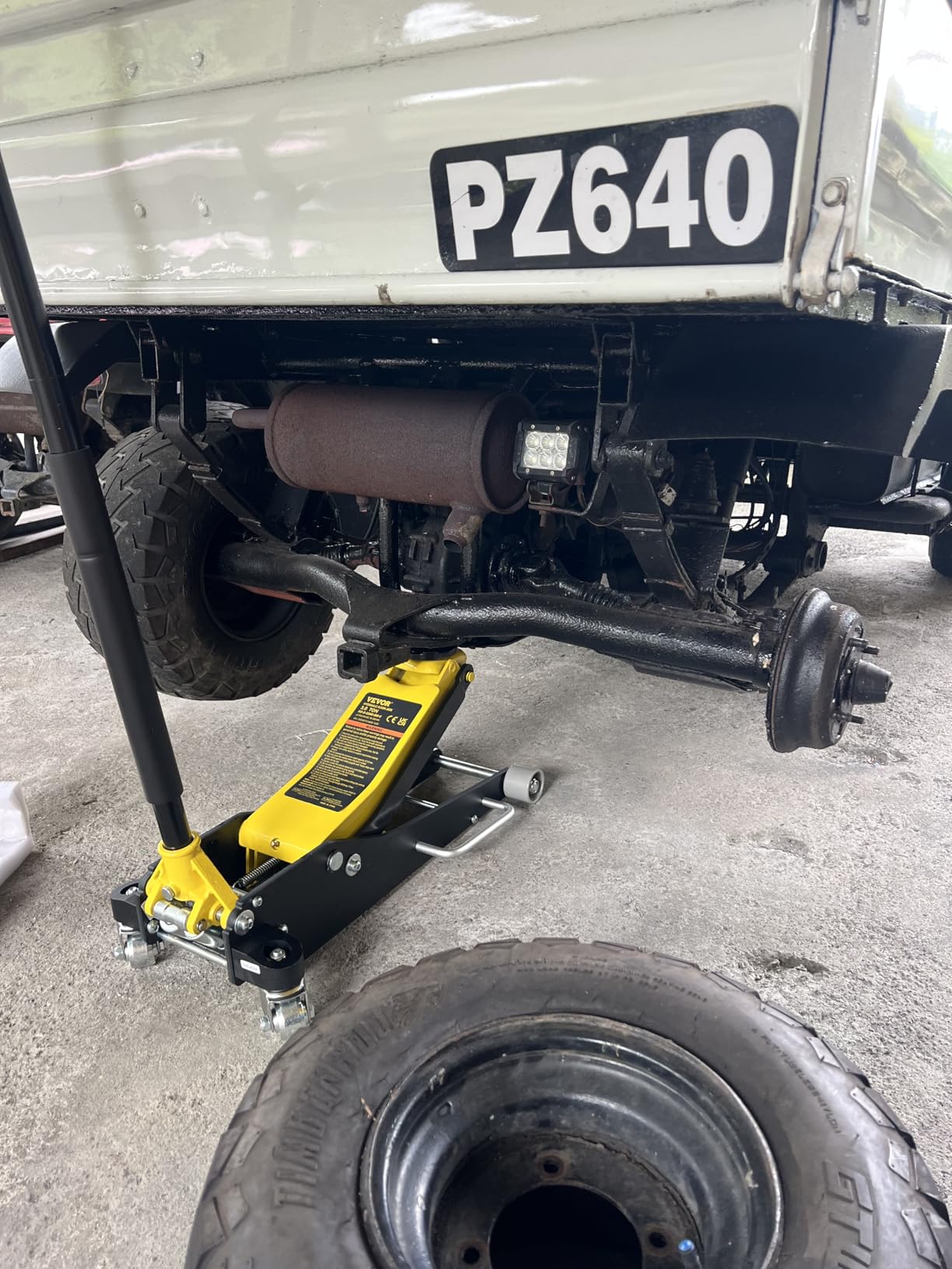 VEVOR 3 Ton Low Profile Aluminum & Steel Racing Floor Jack, Dual Pistons Quick Lift Pump, SUV customer photo 2
