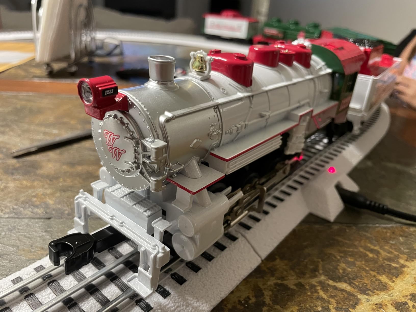 Lionel Winter Wonderland LionChief 5.0 Electric O Gauge Train Set with Bluetooth & Remote customer photo 2