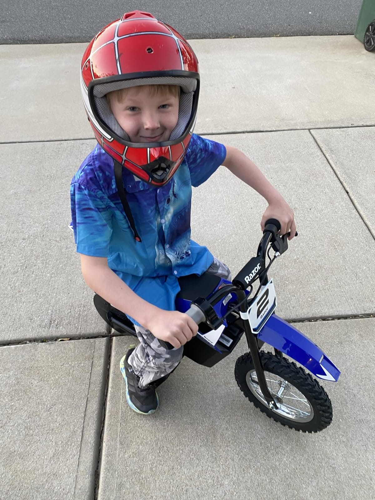 Razor MX125 Dirt Rocket Electric-Powered Bike with Authentic Motocross Geometry, Rear-Wheel Drive, 100-watt High-Torque Chain-Driven Motor, for Kids 7+, Blue customer photo 1